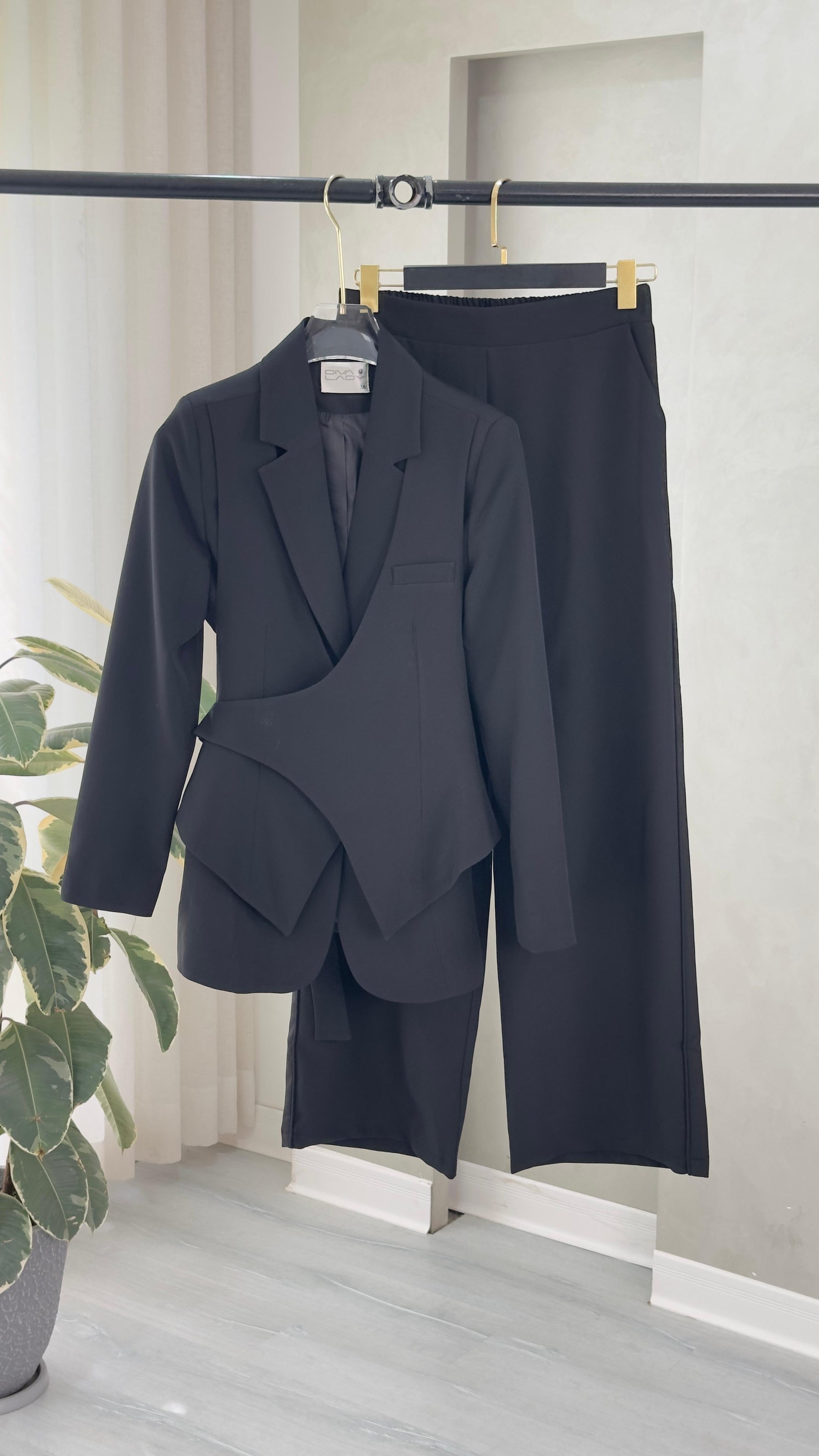 بدلة نسائى بقصة انثوية