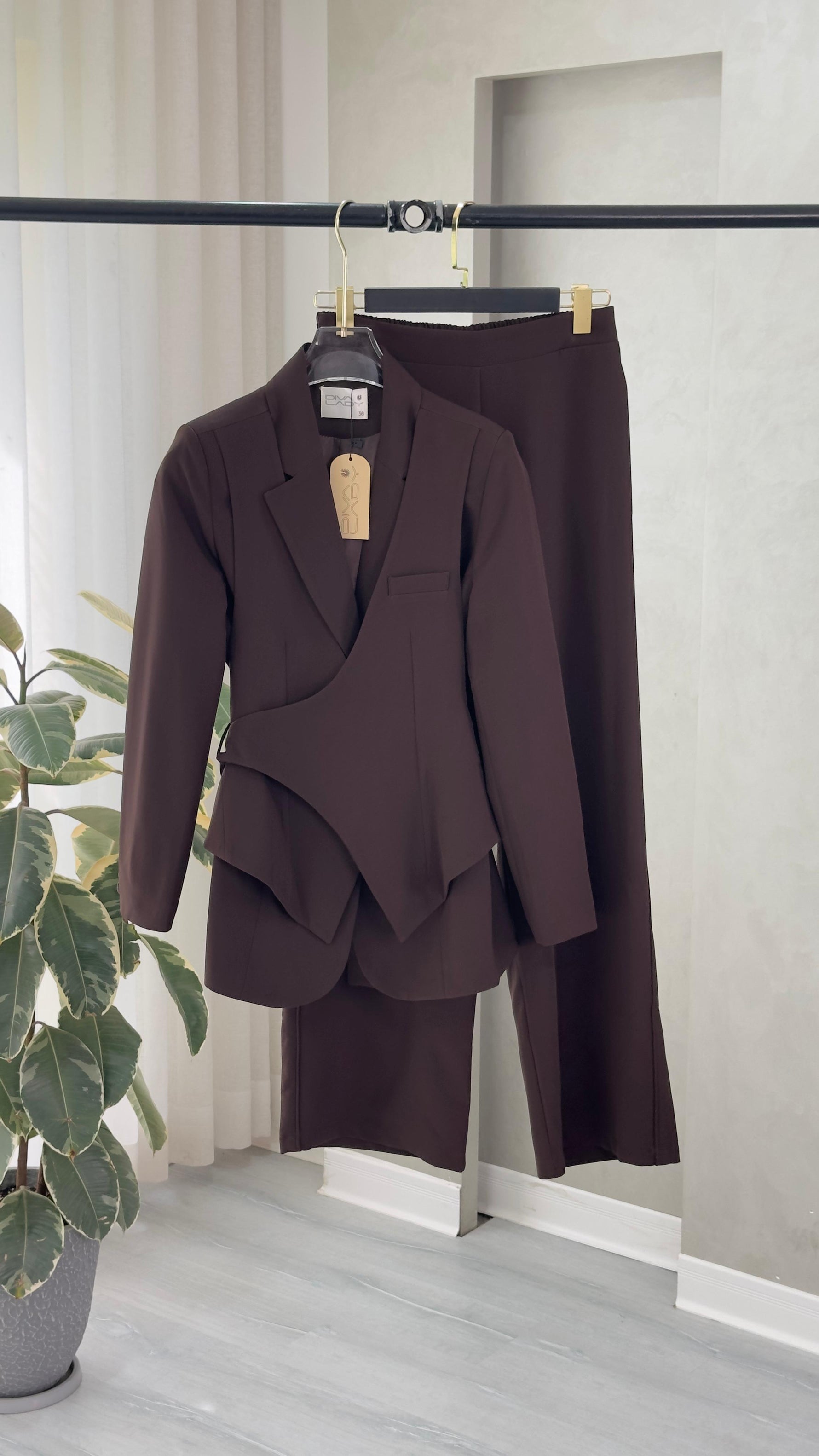 بدلة نسائى بقصة انثوية