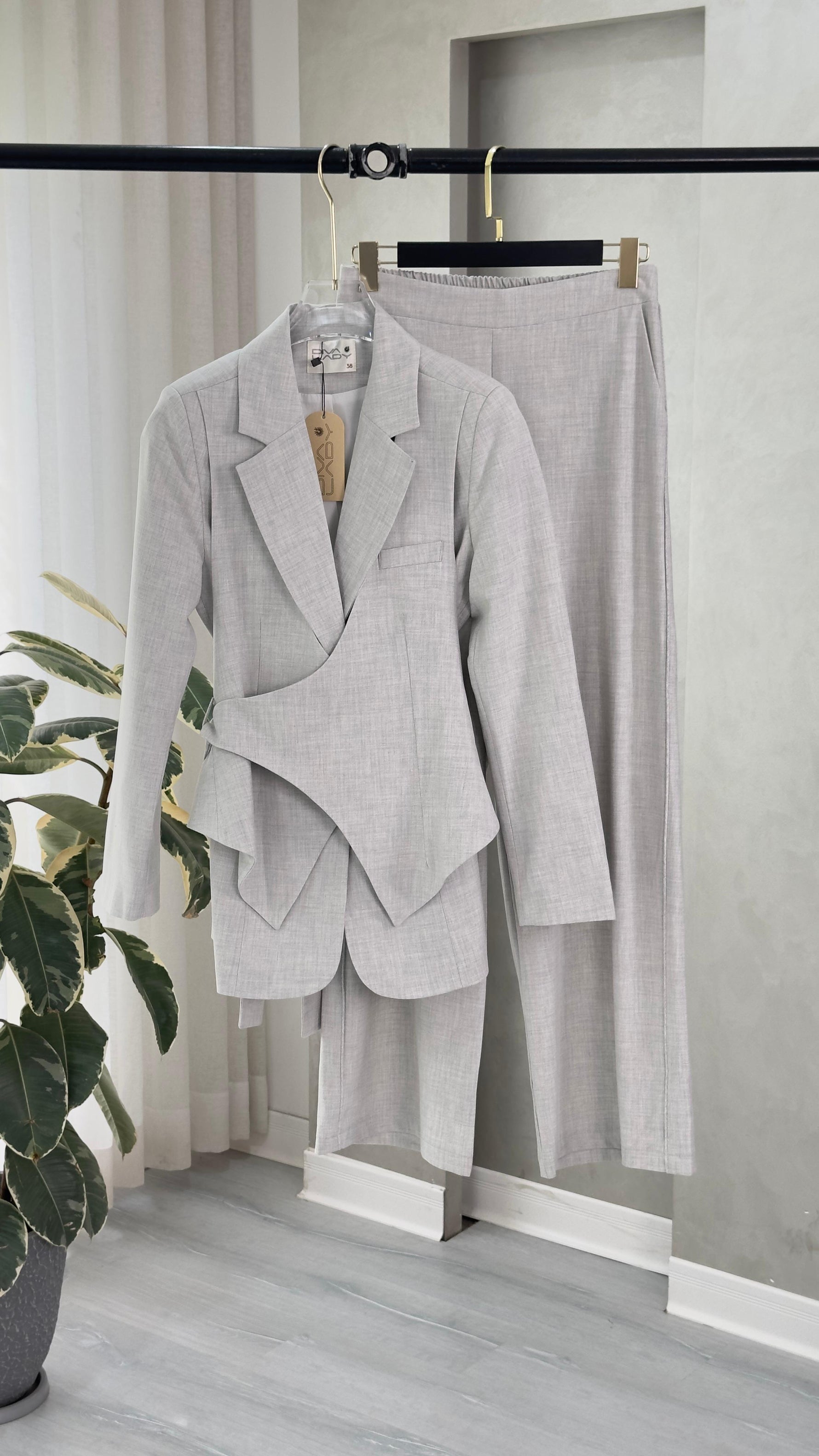 بدلة نسائى بقصة انثوية