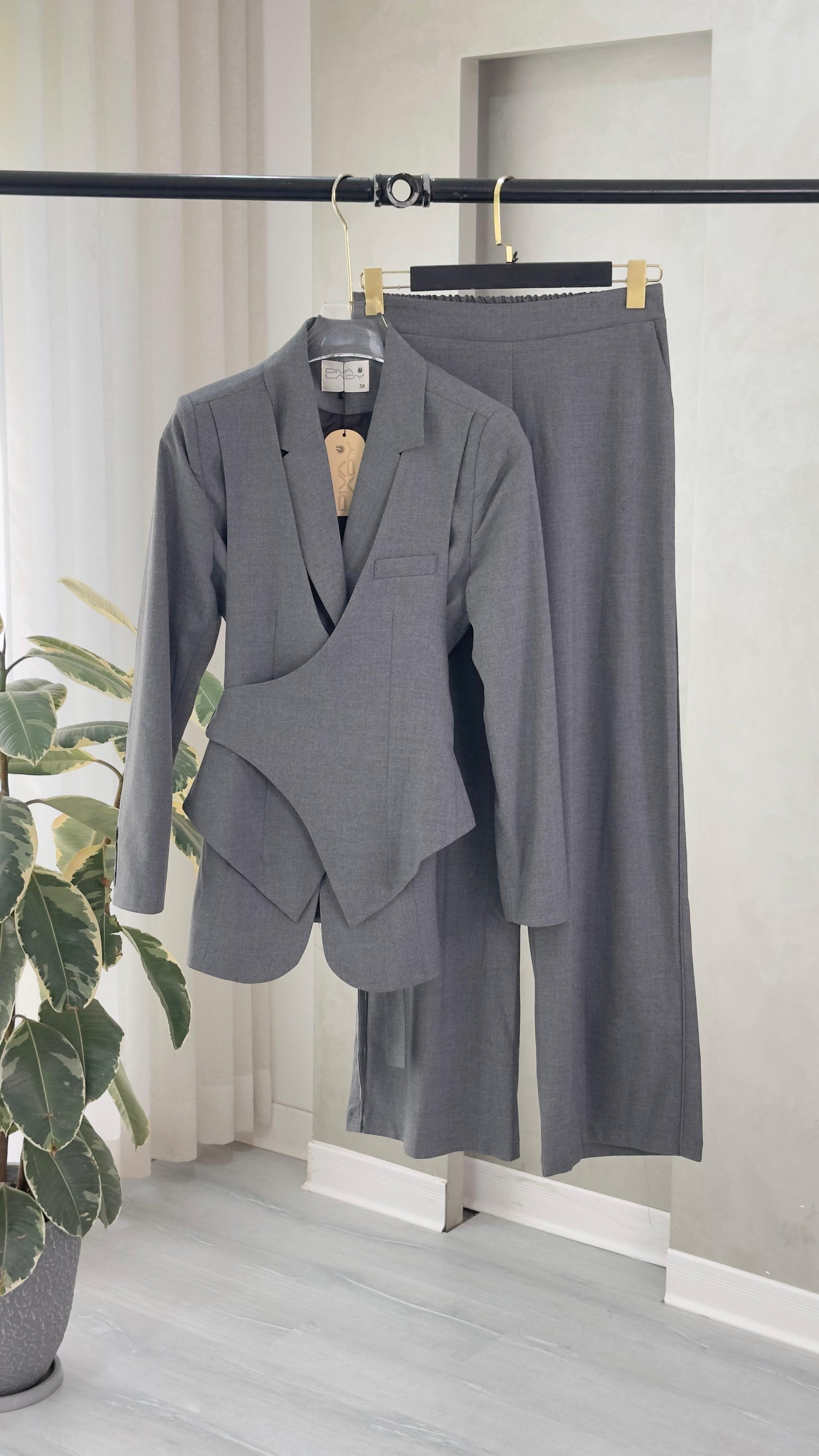 بدلة نسائى بقصة انثوية