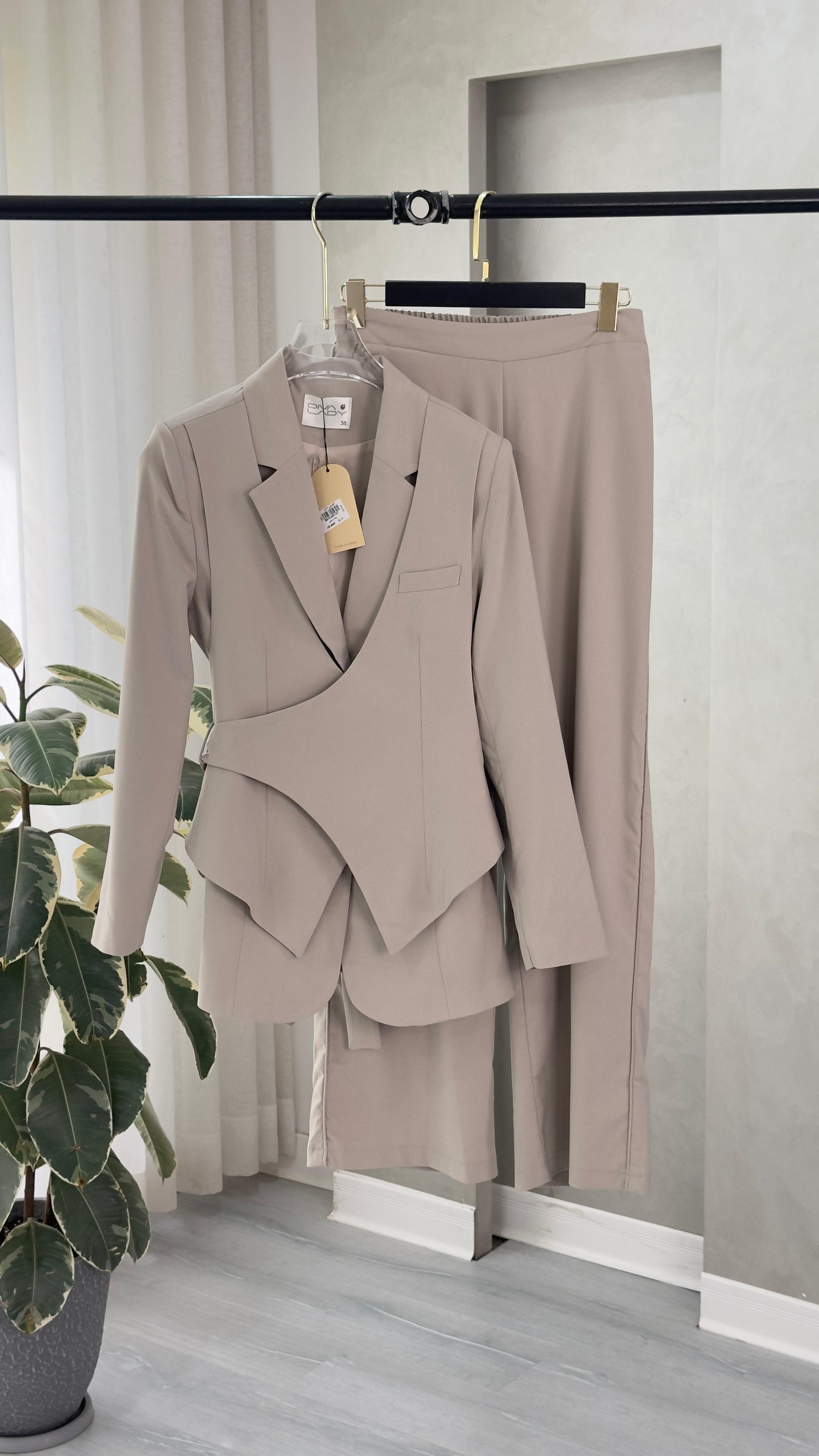 بدلة نسائى بقصة انثوية