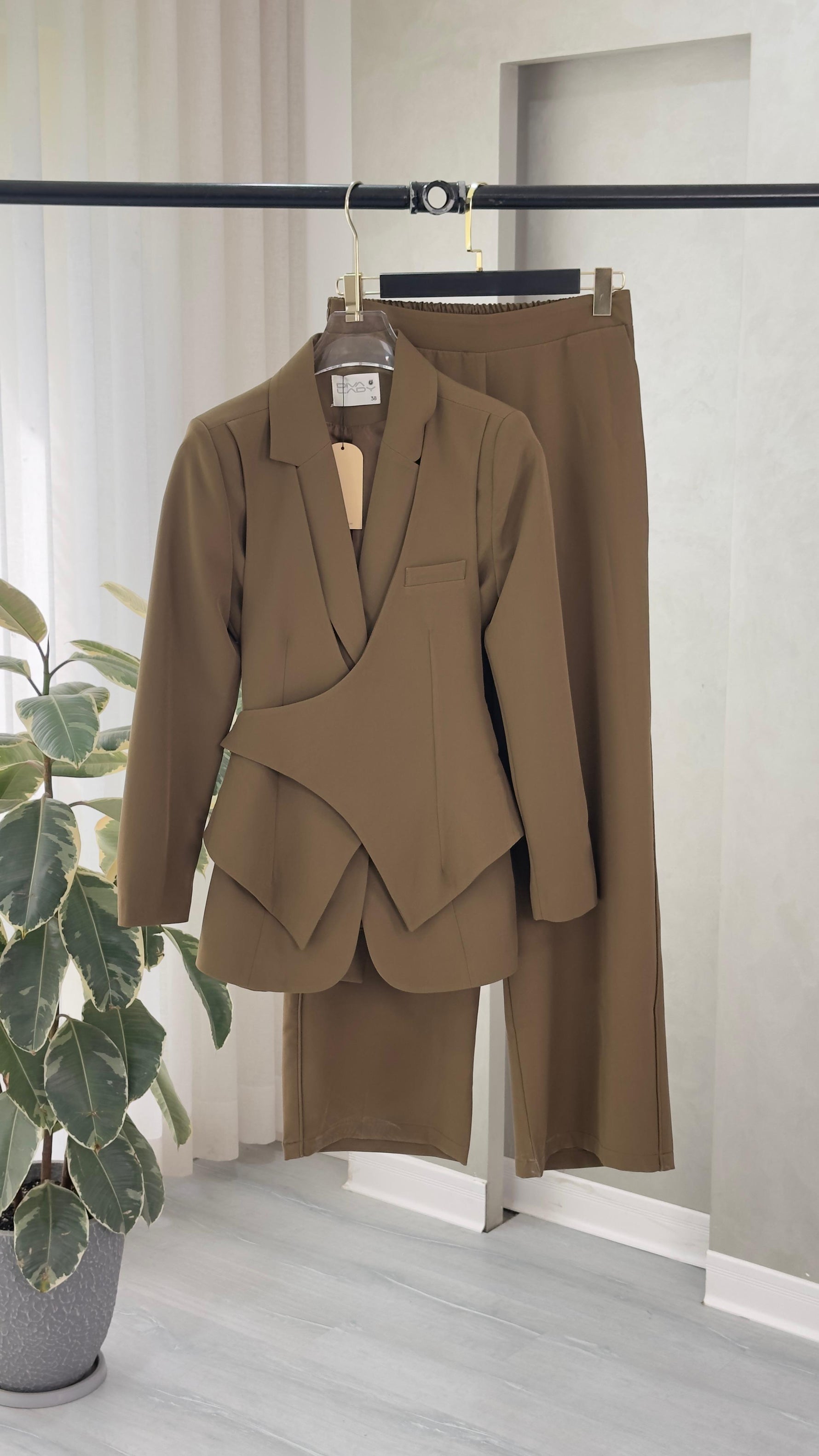 بدلة نسائى بقصة انثوية