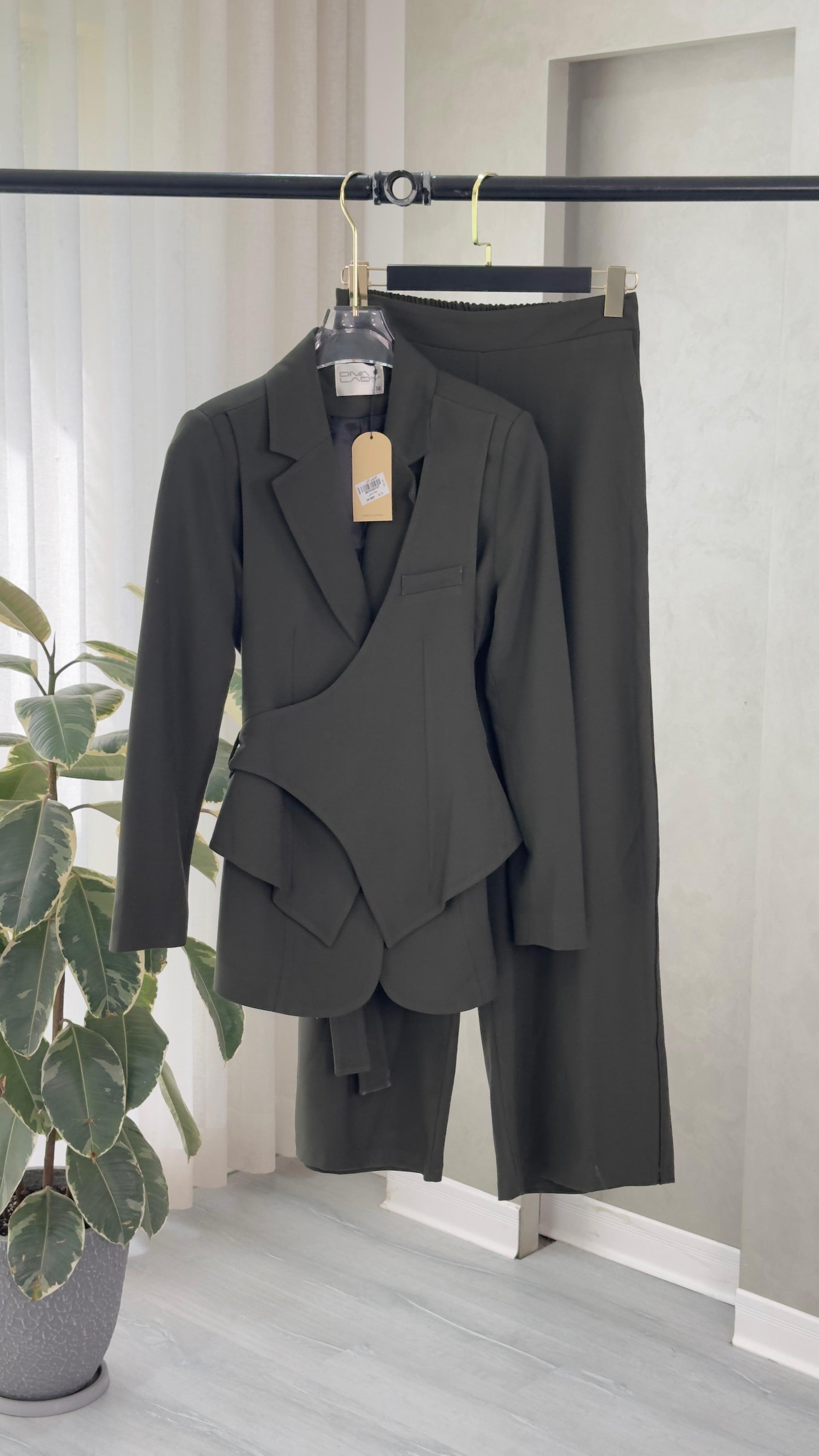 بدلة نسائى بقصة انثوية