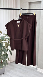 بدلة نسائي من غير اكمام