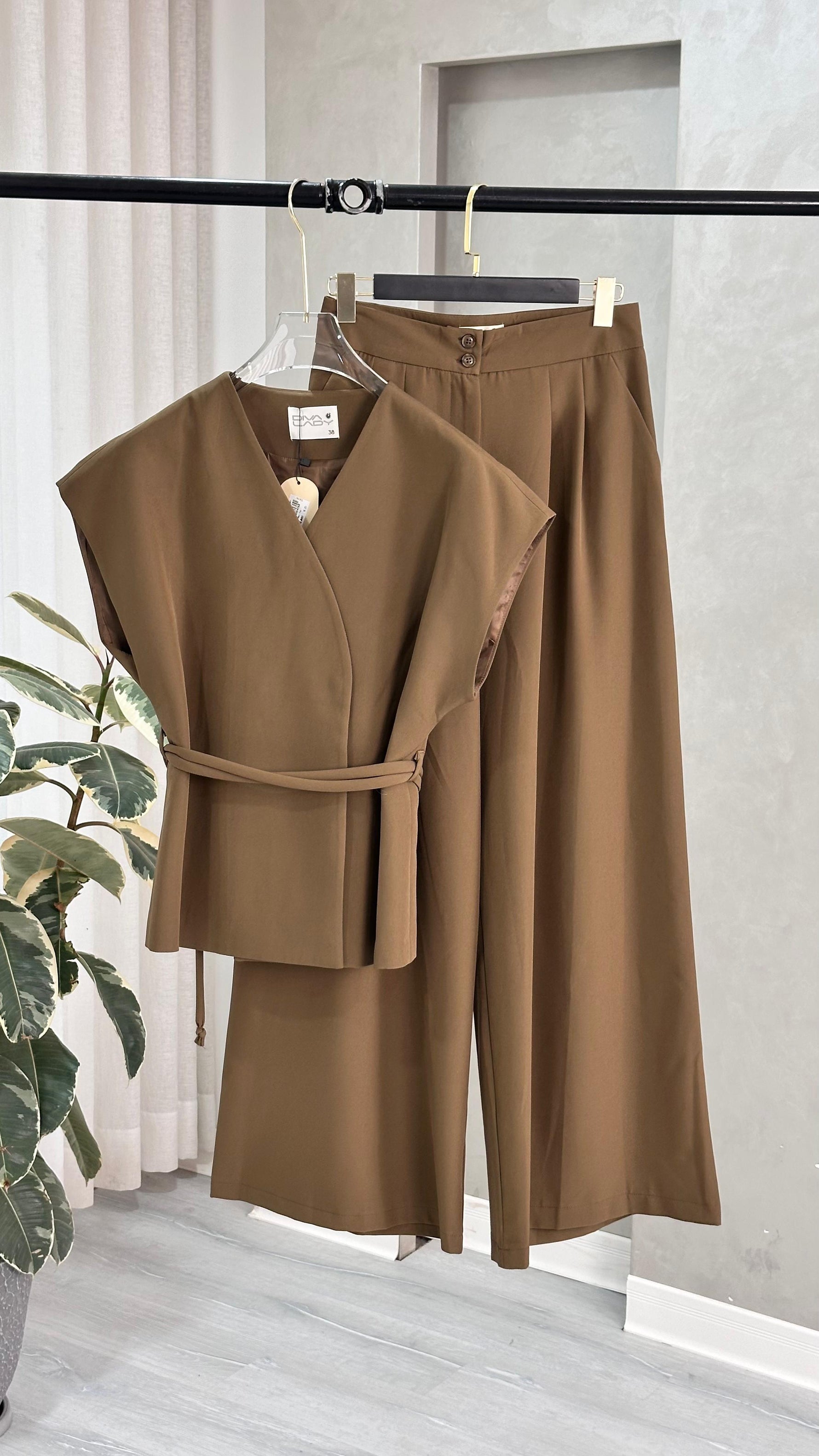 بدلة نسائي من غير اكمام