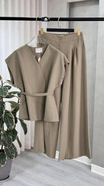 بدلة نسائي من غير اكمام