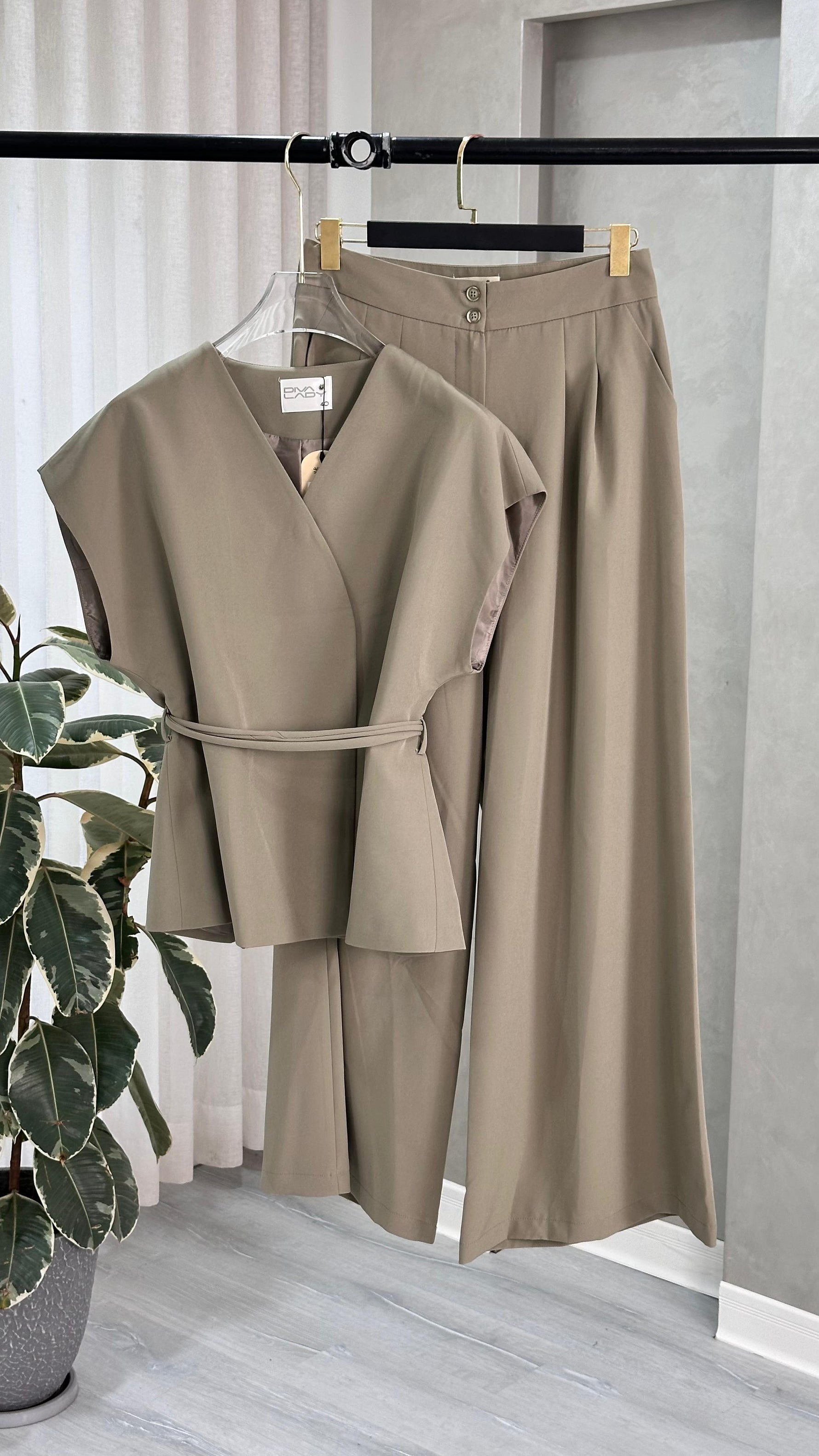 بدلة نسائي من غير اكمام