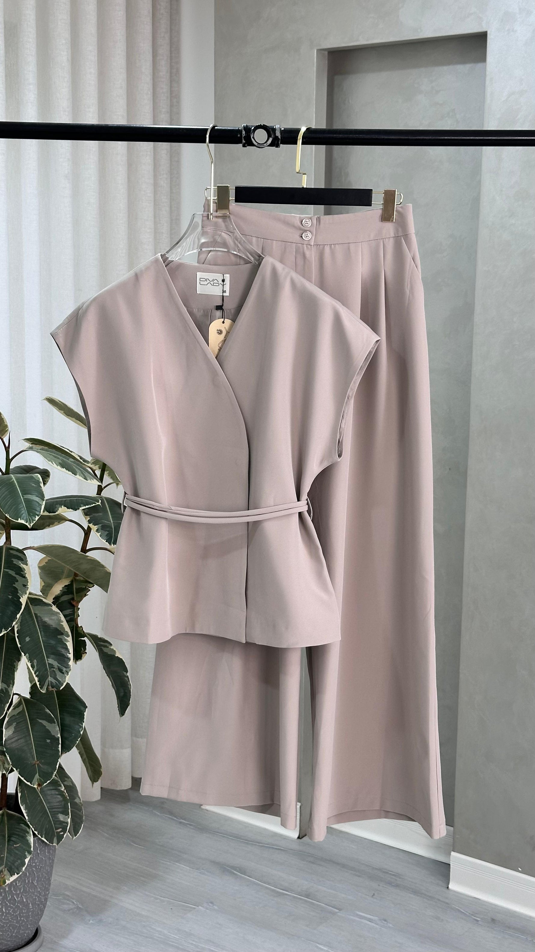 بدلة نسائي من غير اكمام