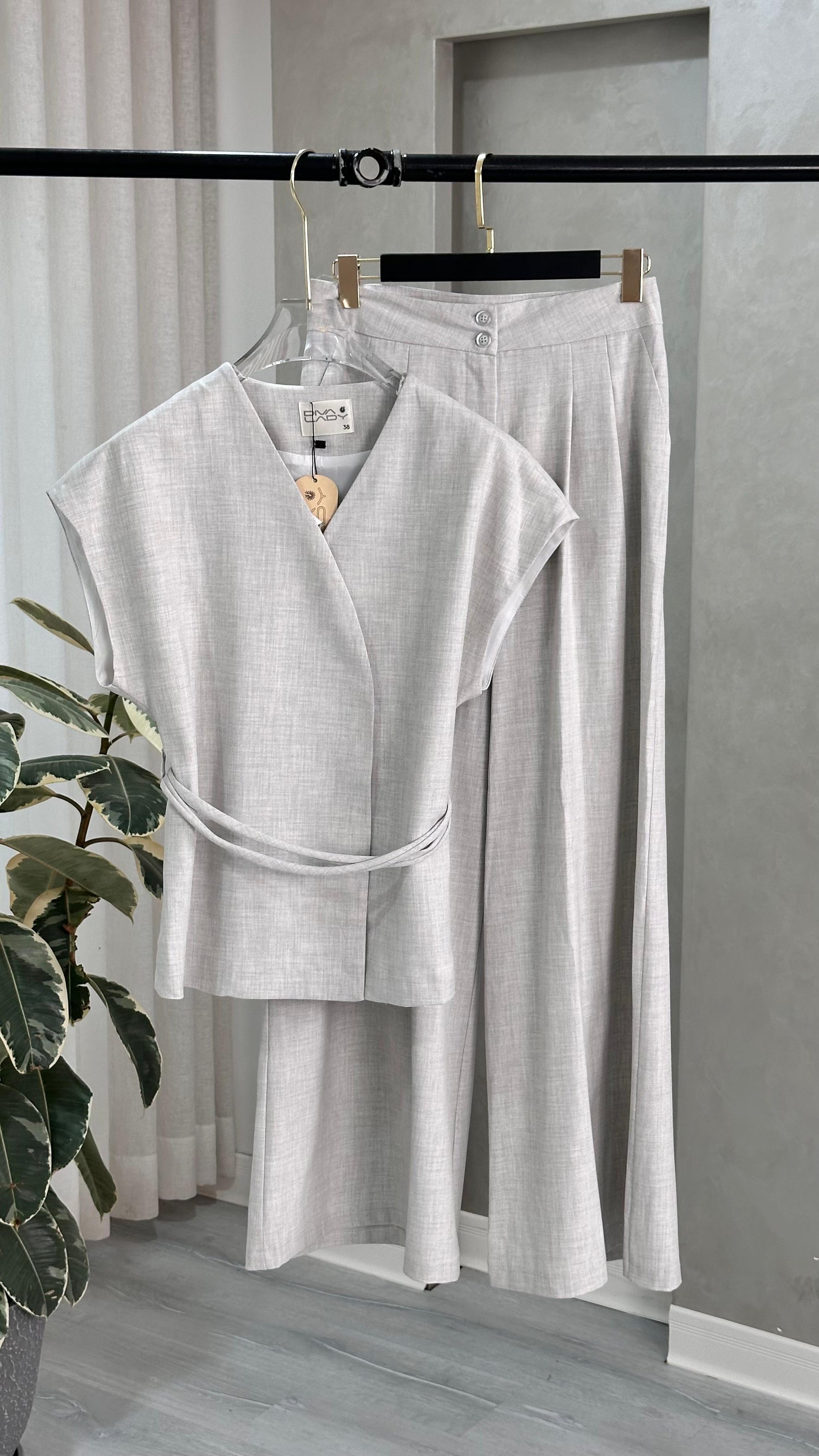 بدلة نسائي من غير اكمام