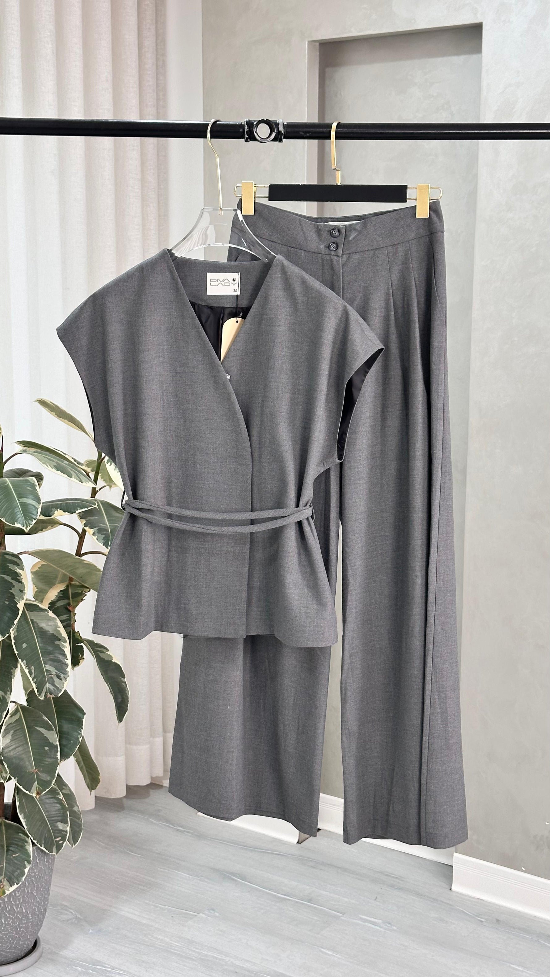 بدلة نسائي من غير اكمام