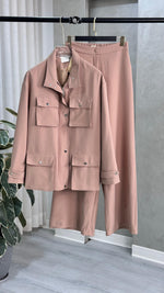 بدلة نسائي بجيوب كبيرة