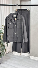 بدلة نسائي بجيوب كبيرة