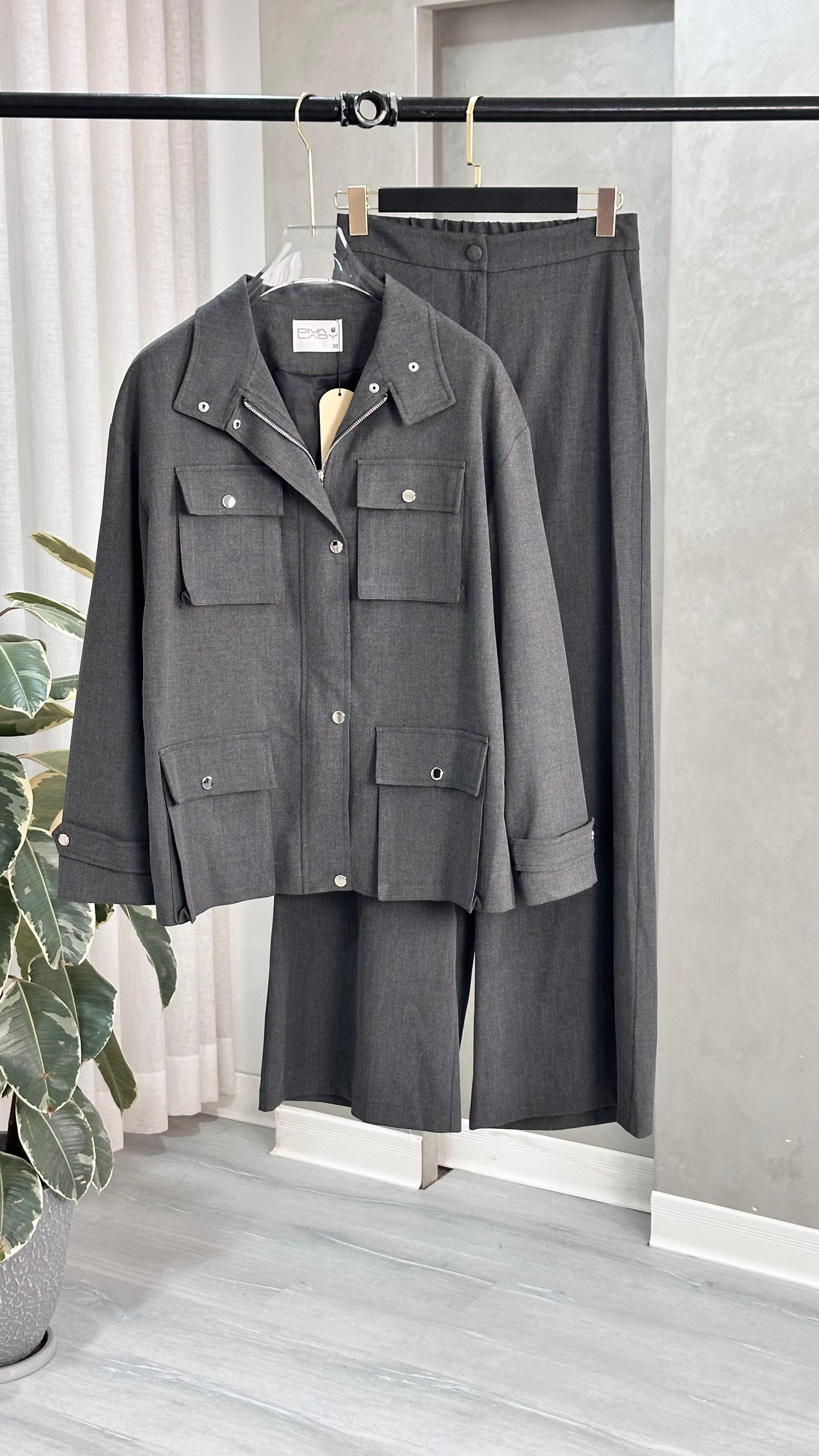 بدلة نسائي بجيوب كبيرة