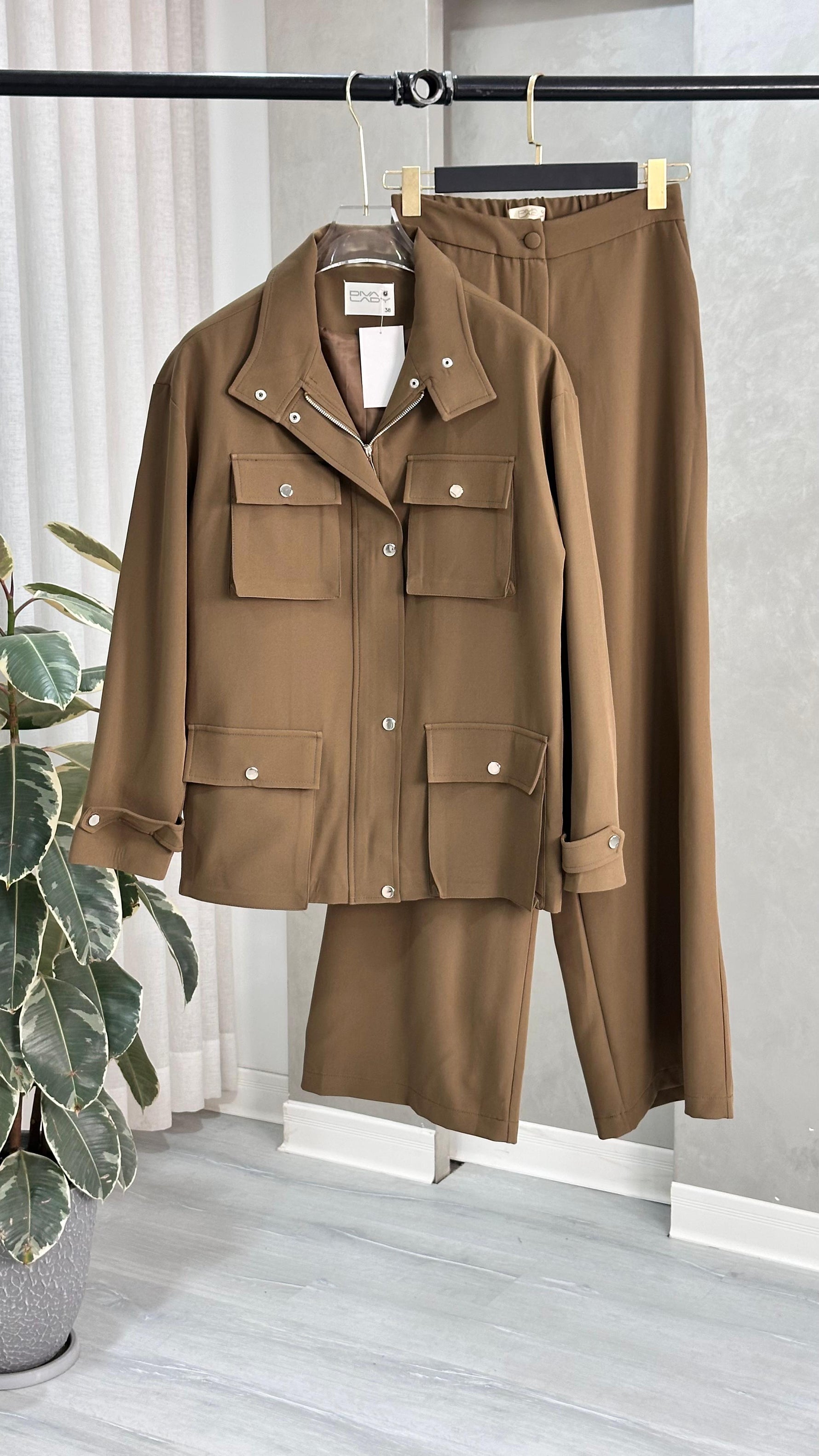 بدلة نسائي بجيوب كبيرة