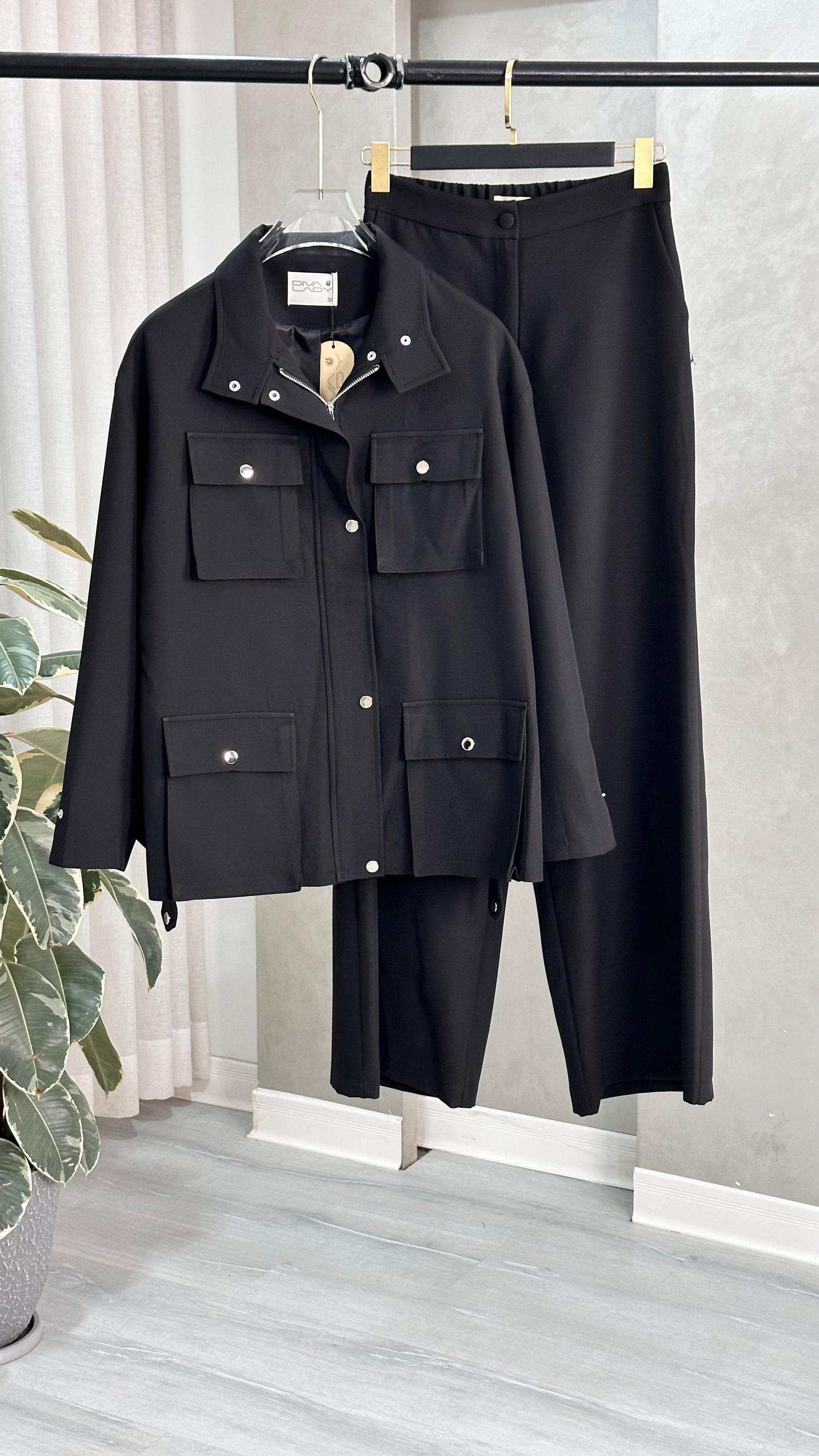 بدلة نسائي بجيوب كبيرة