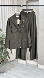 بدلة نسائي بجيوب كبيرة