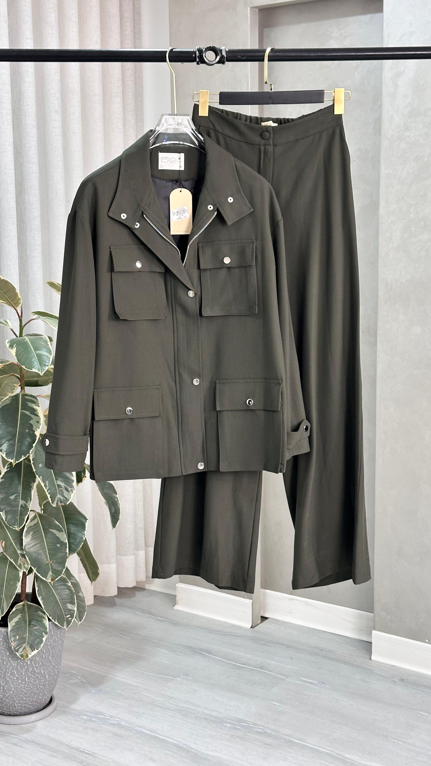 بدلة نسائي بجيوب كبيرة