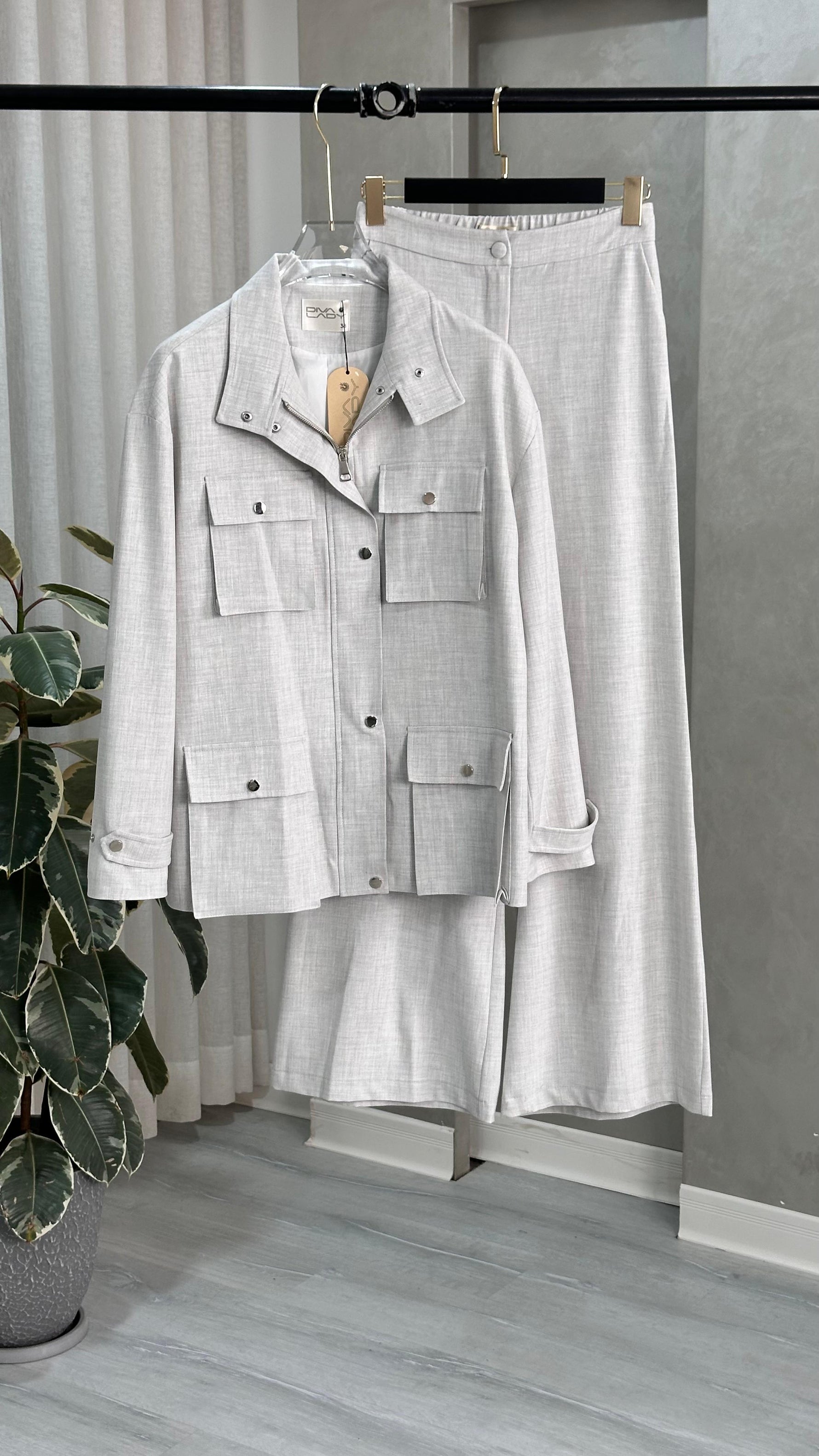 بدلة نسائي بجيوب كبيرة