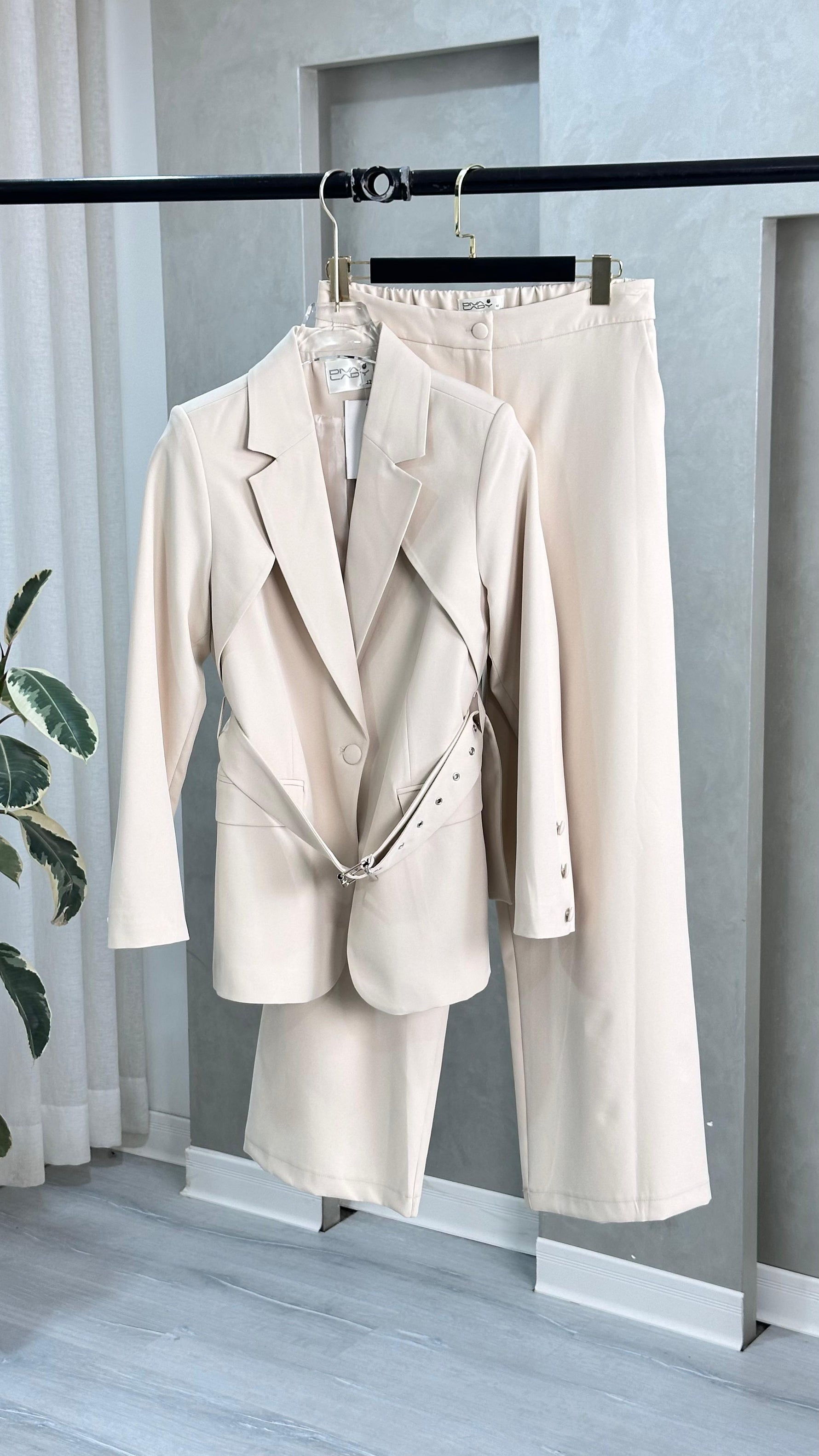 بدلة نسائي قصير حزام