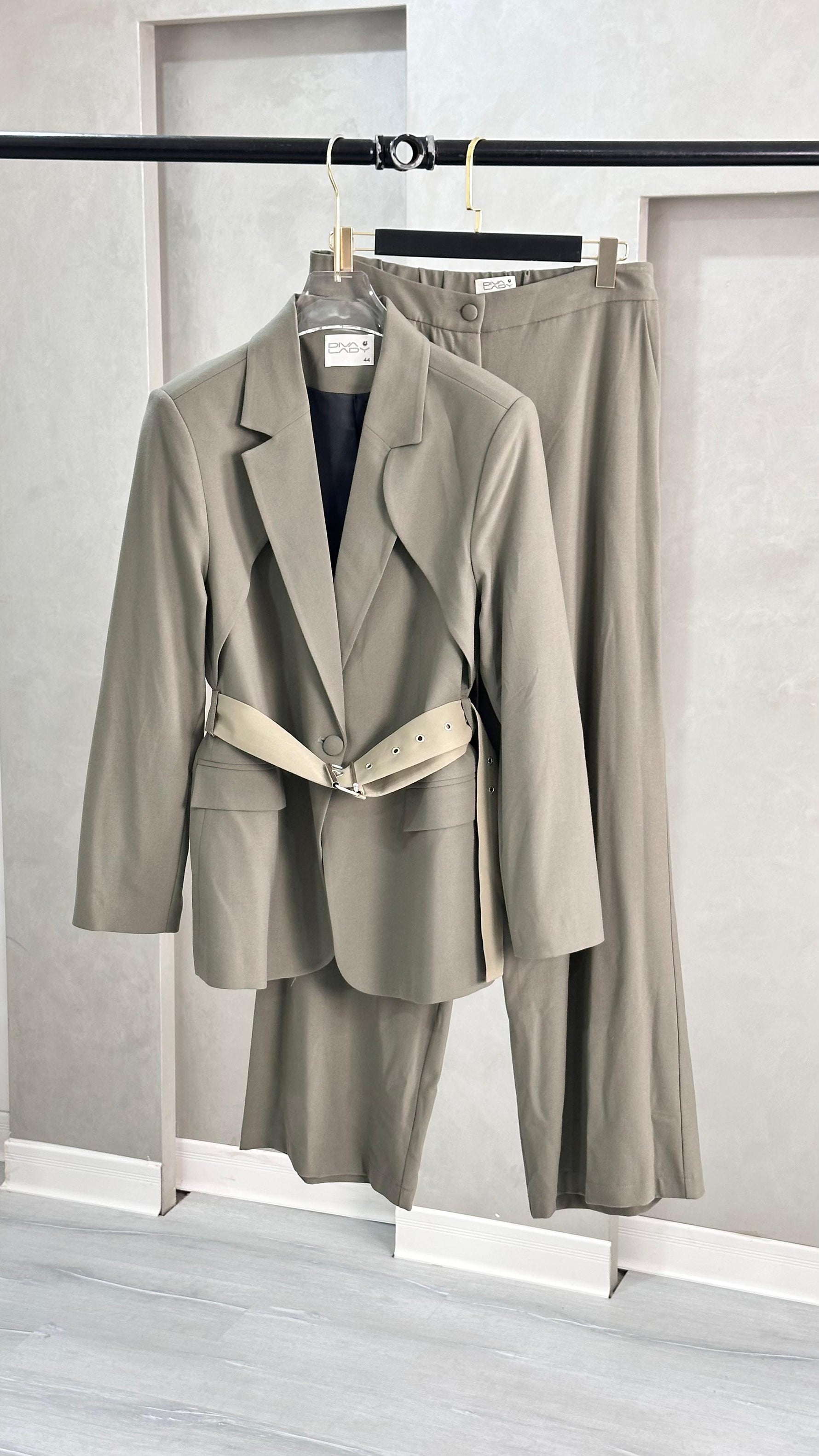 بدلة نسائي قصير حزام