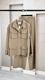 بدلة نسائي بجيوب كبيرة