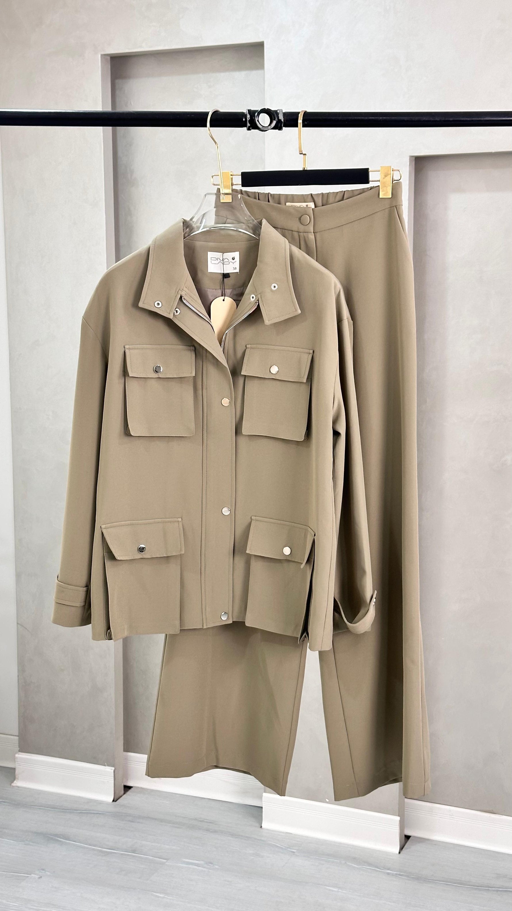 بدلة نسائي بجيوب كبيرة