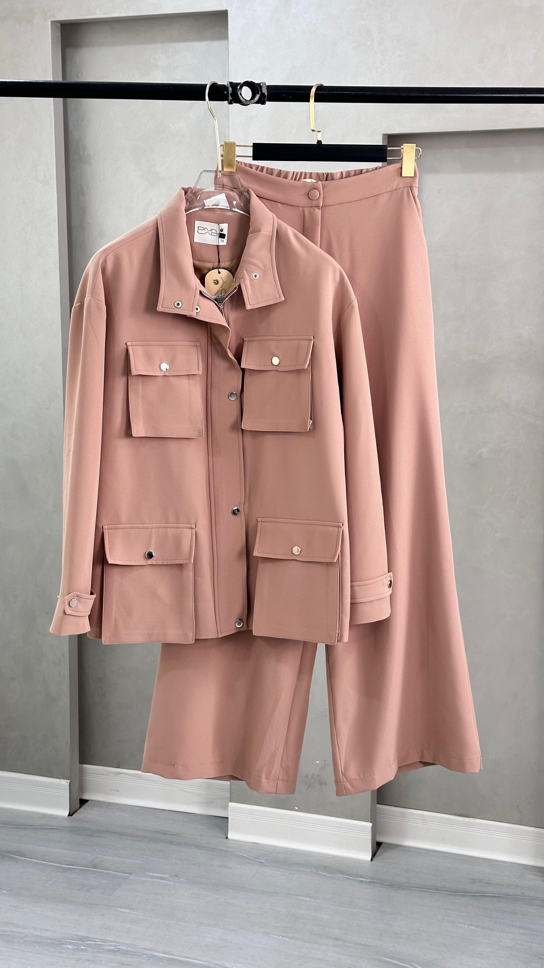 بدلة نسائي بجيوب كبيرة