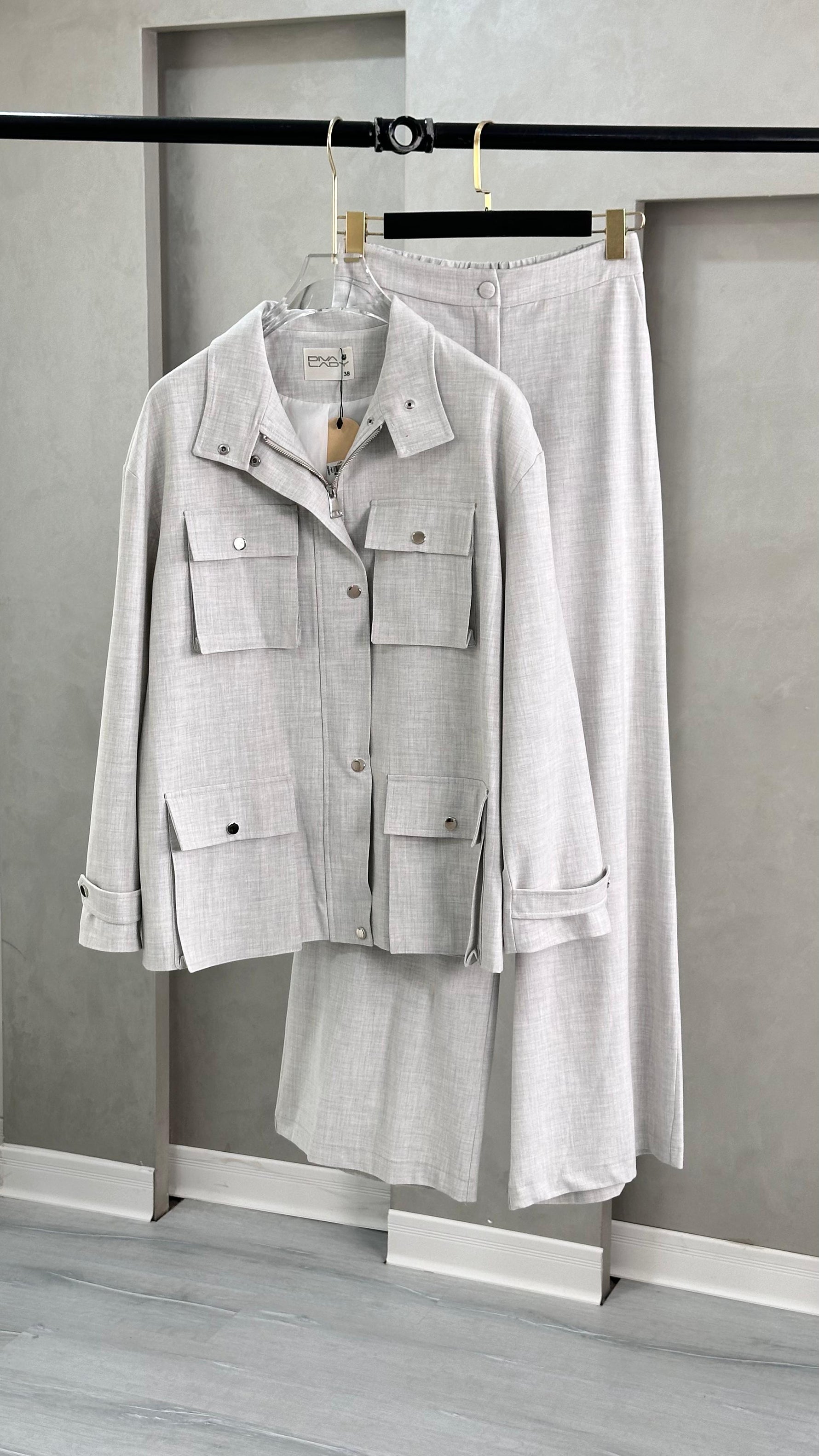 بدلة نسائي بجيوب كبيرة