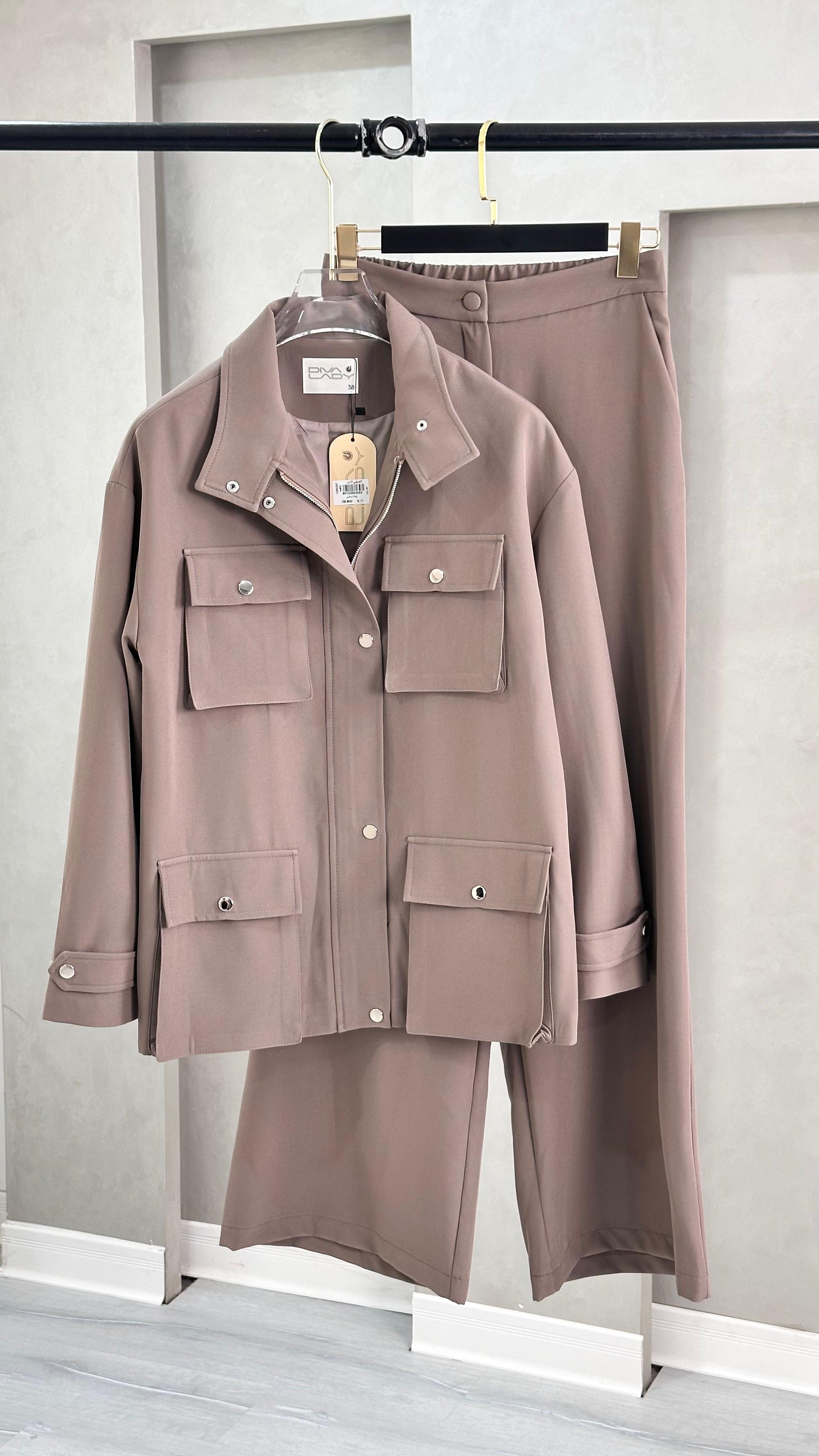 بدلة نسائي بجيوب كبيرة