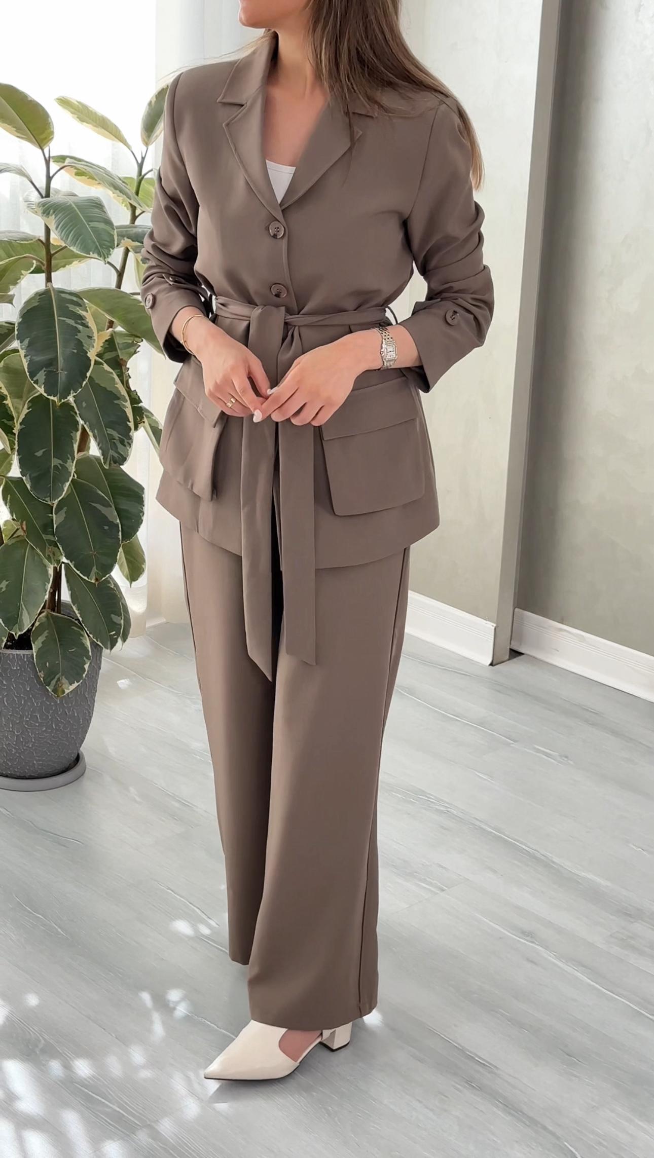 بدلة نسائي ازرار و حزام