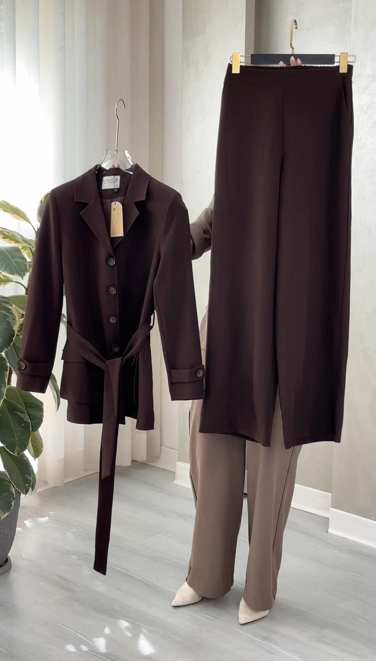 بدلة نسائي ازرار و حزام