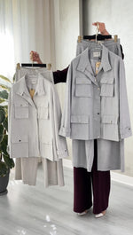 بدلة نسائي بجيوب كبيرة