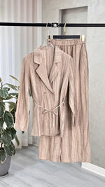 بدلة نسائي برباط ناعم