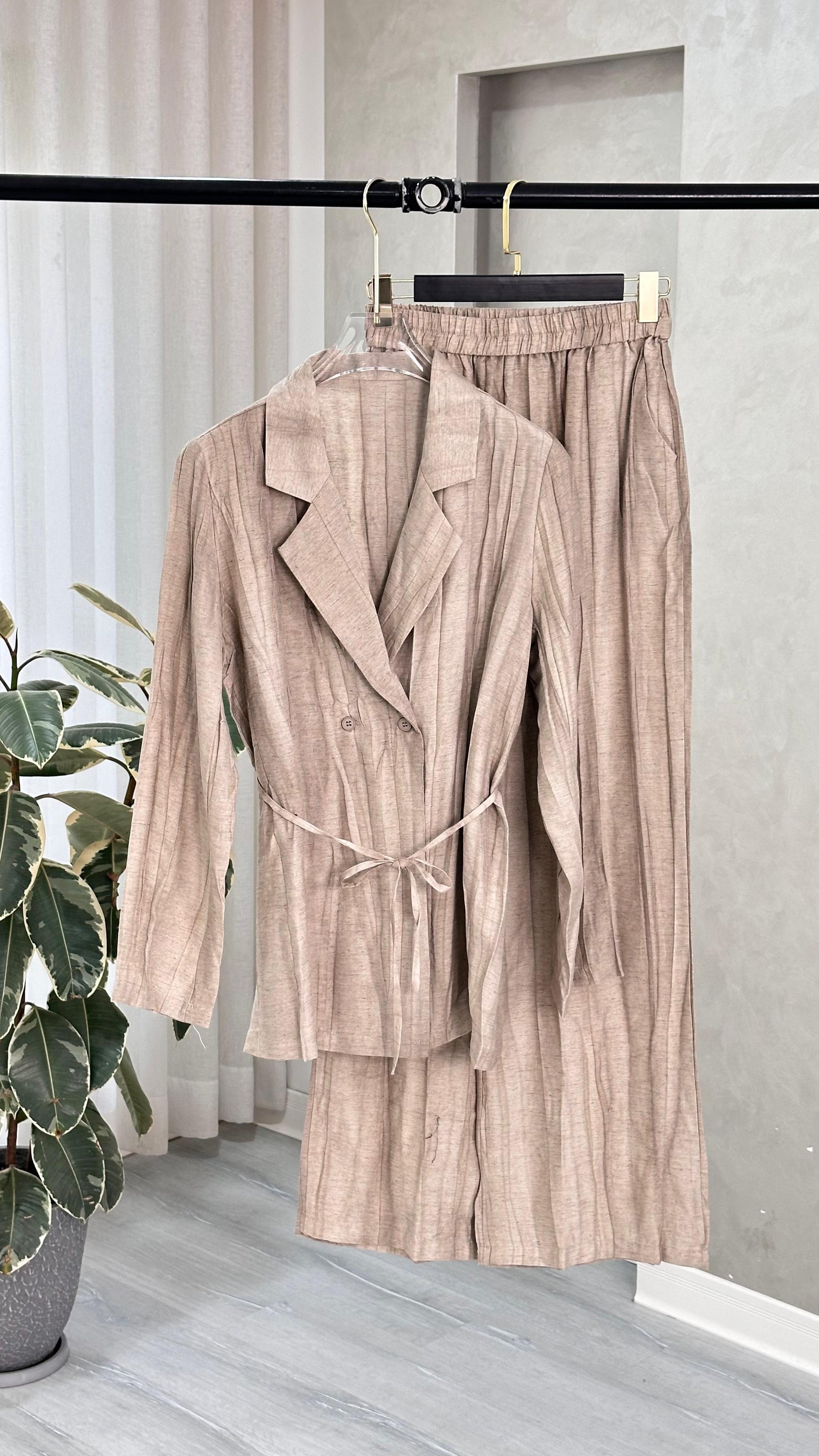 بدلة نسائي برباط ناعم