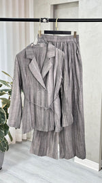 بدلة نسائي برباط ناعم