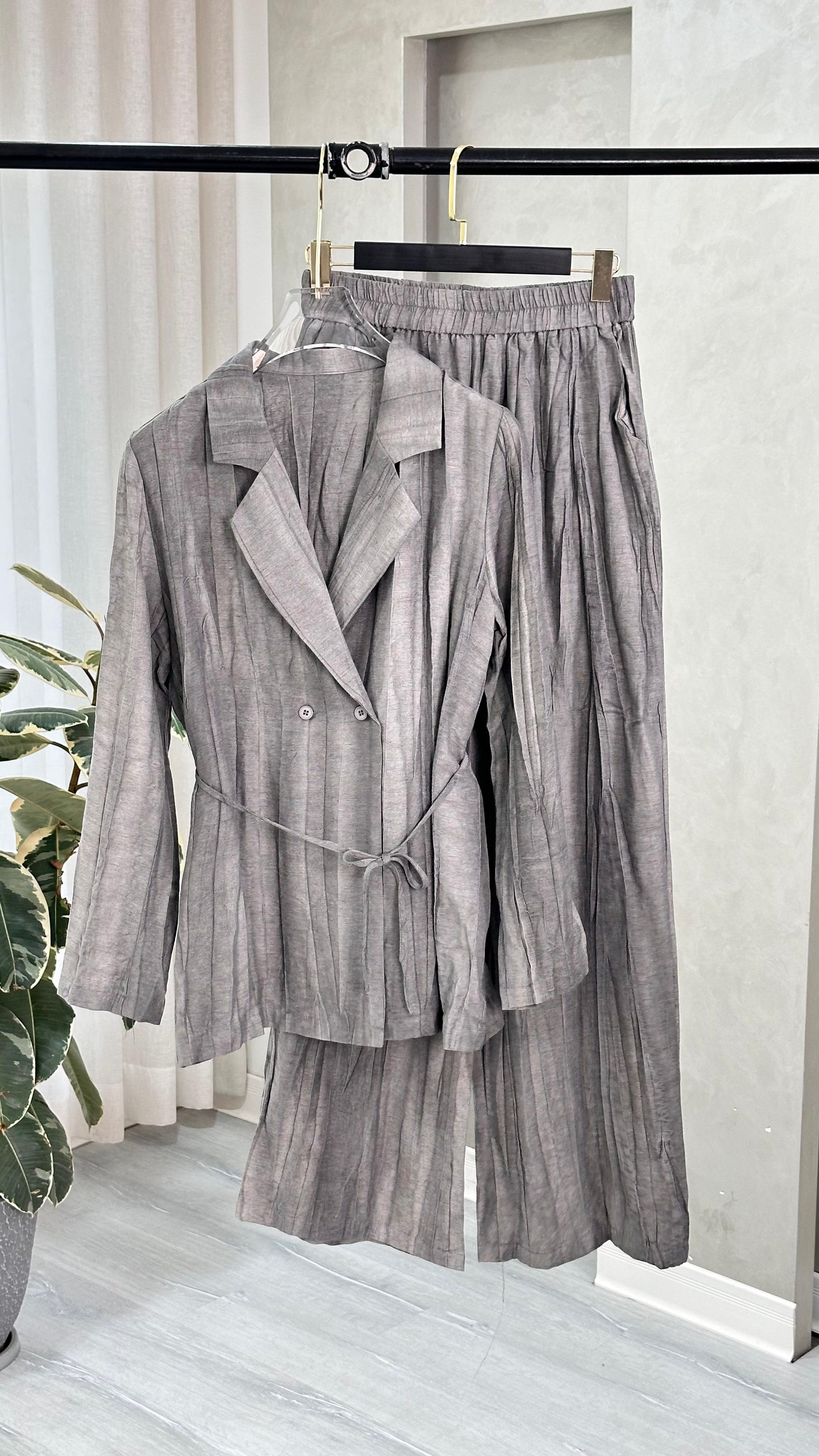 بدلة نسائي برباط ناعم