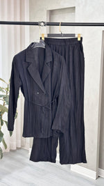 بدلة نسائي برباط ناعم