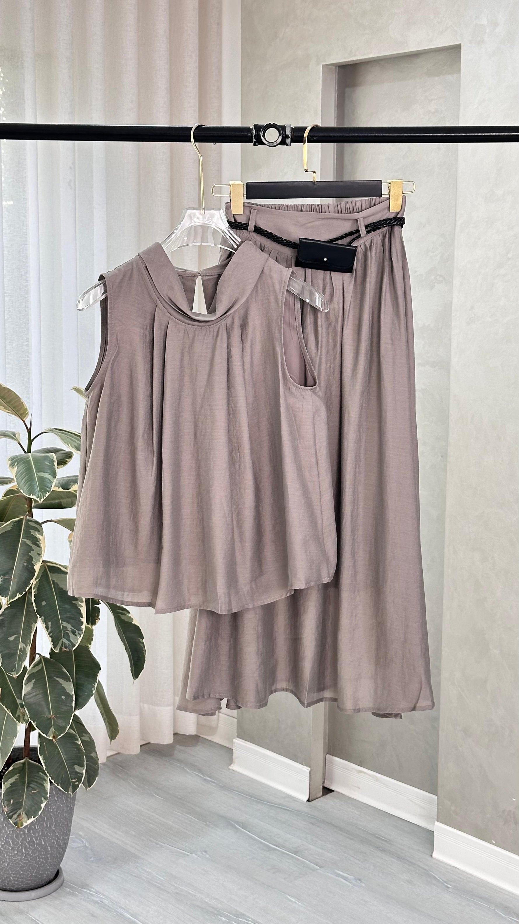 بدلة توب منسدل وتنورة