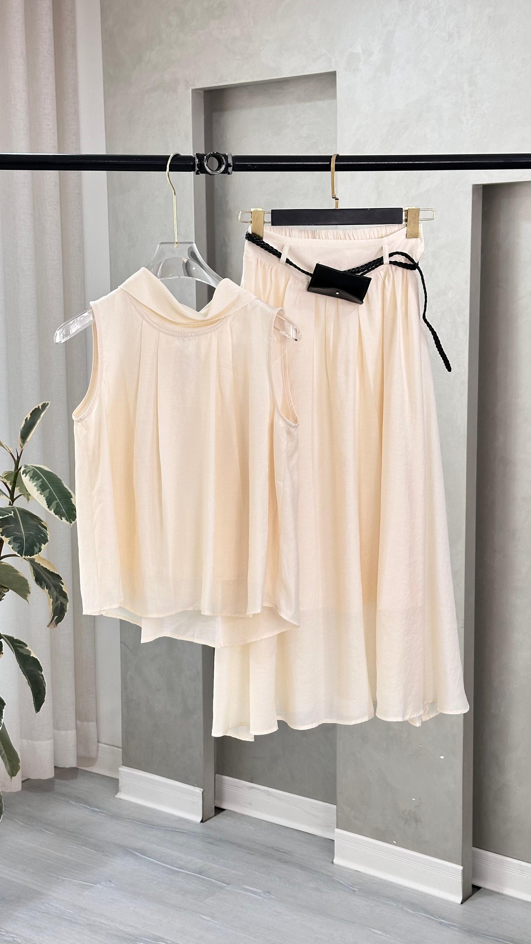 بدلة توب منسدل وتنورة