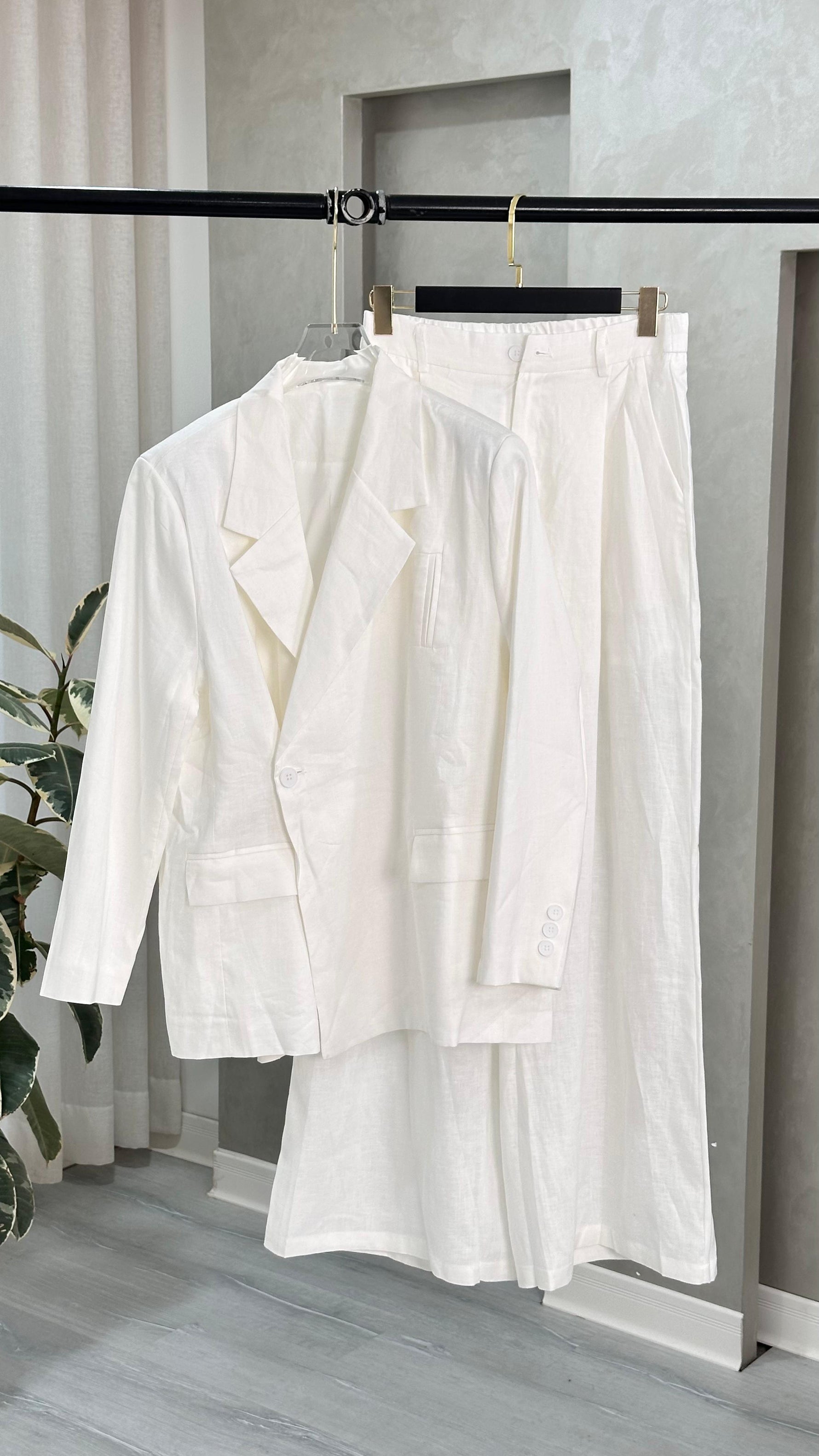 بدلة نسائي مغلق جانبياً