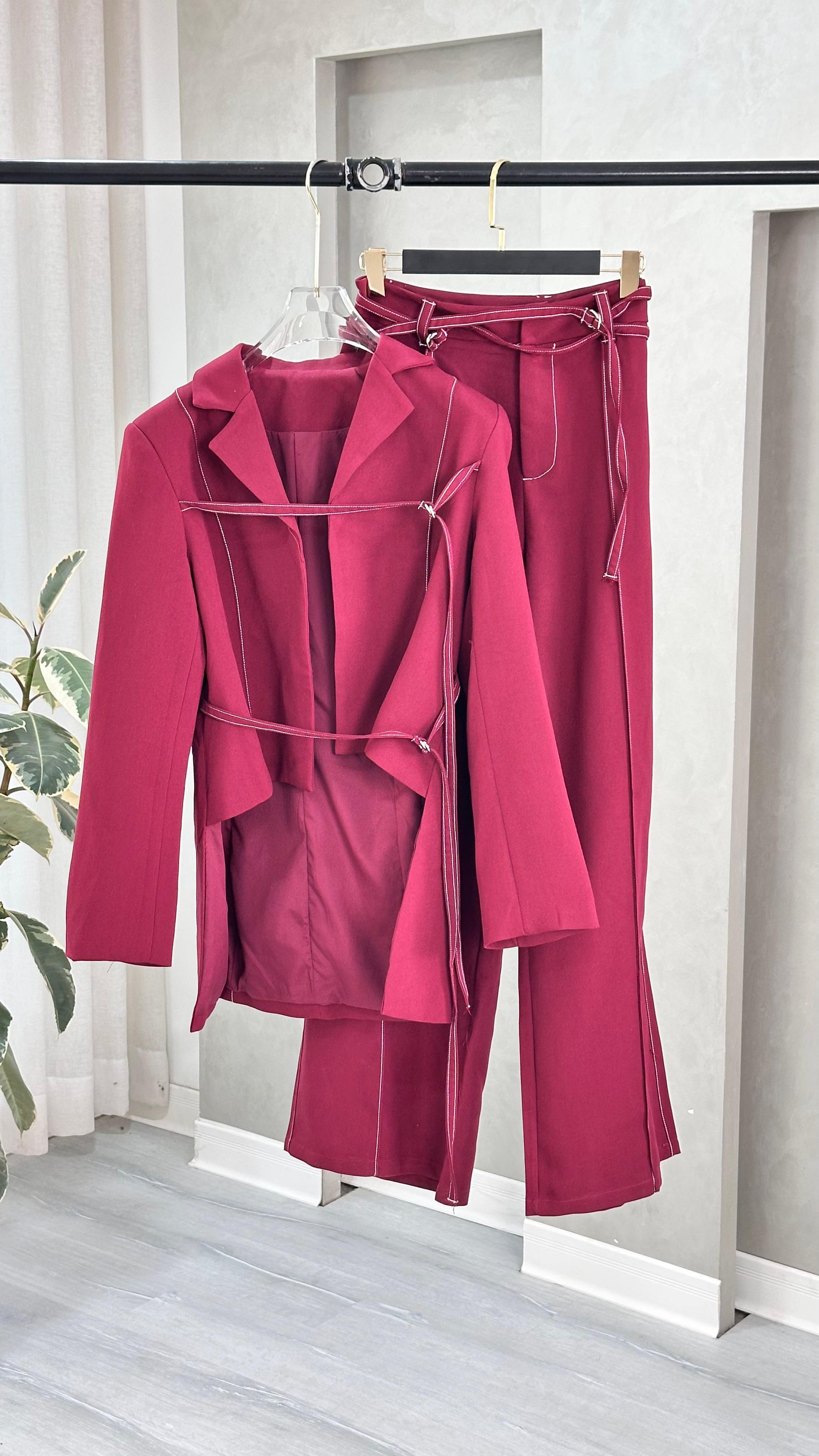 بدلة نسائي مع احزمة