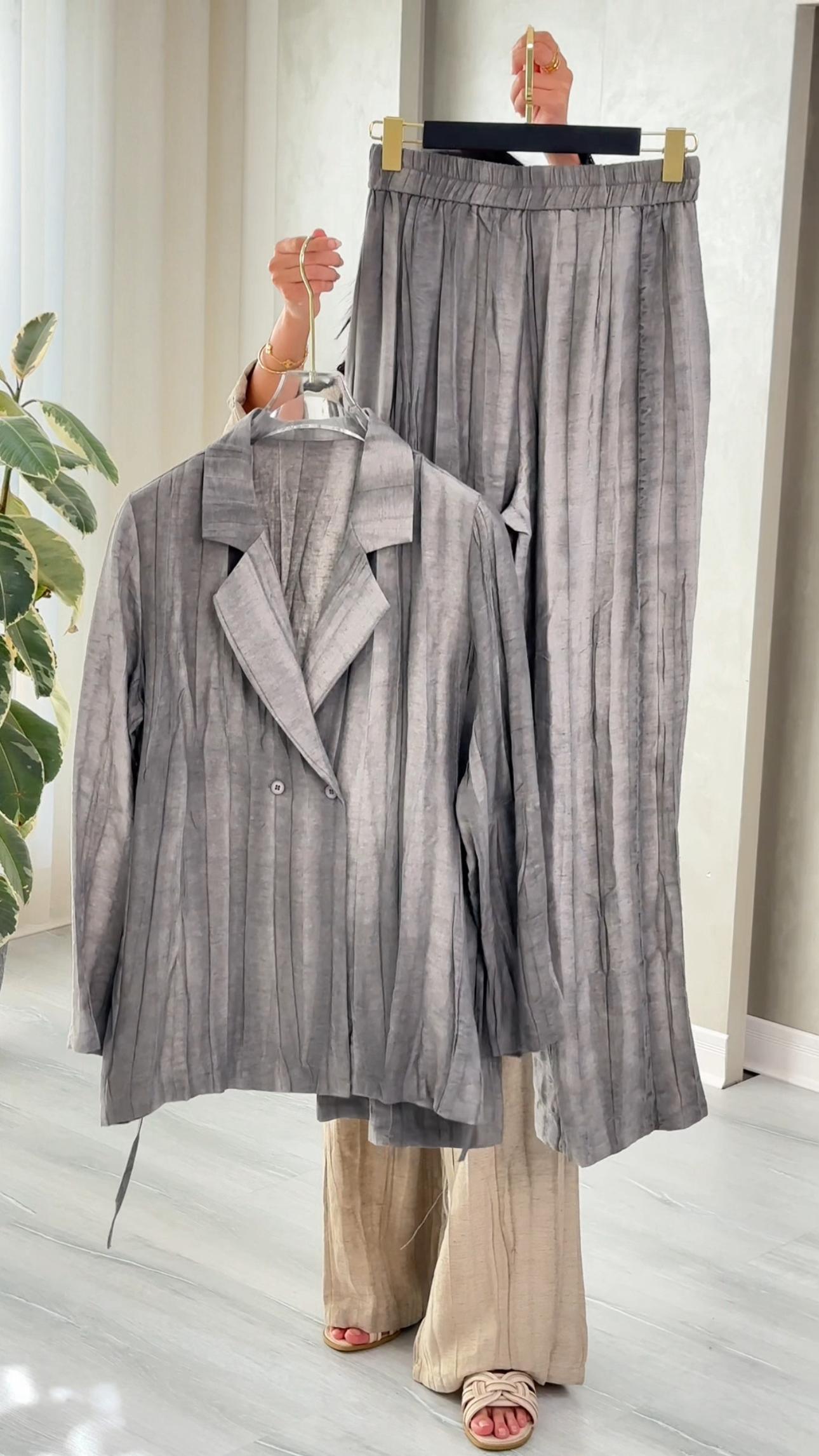 بدلة نسائي برباط ناعم