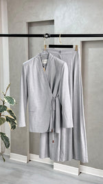 بدلة بجاكيت ملفوف