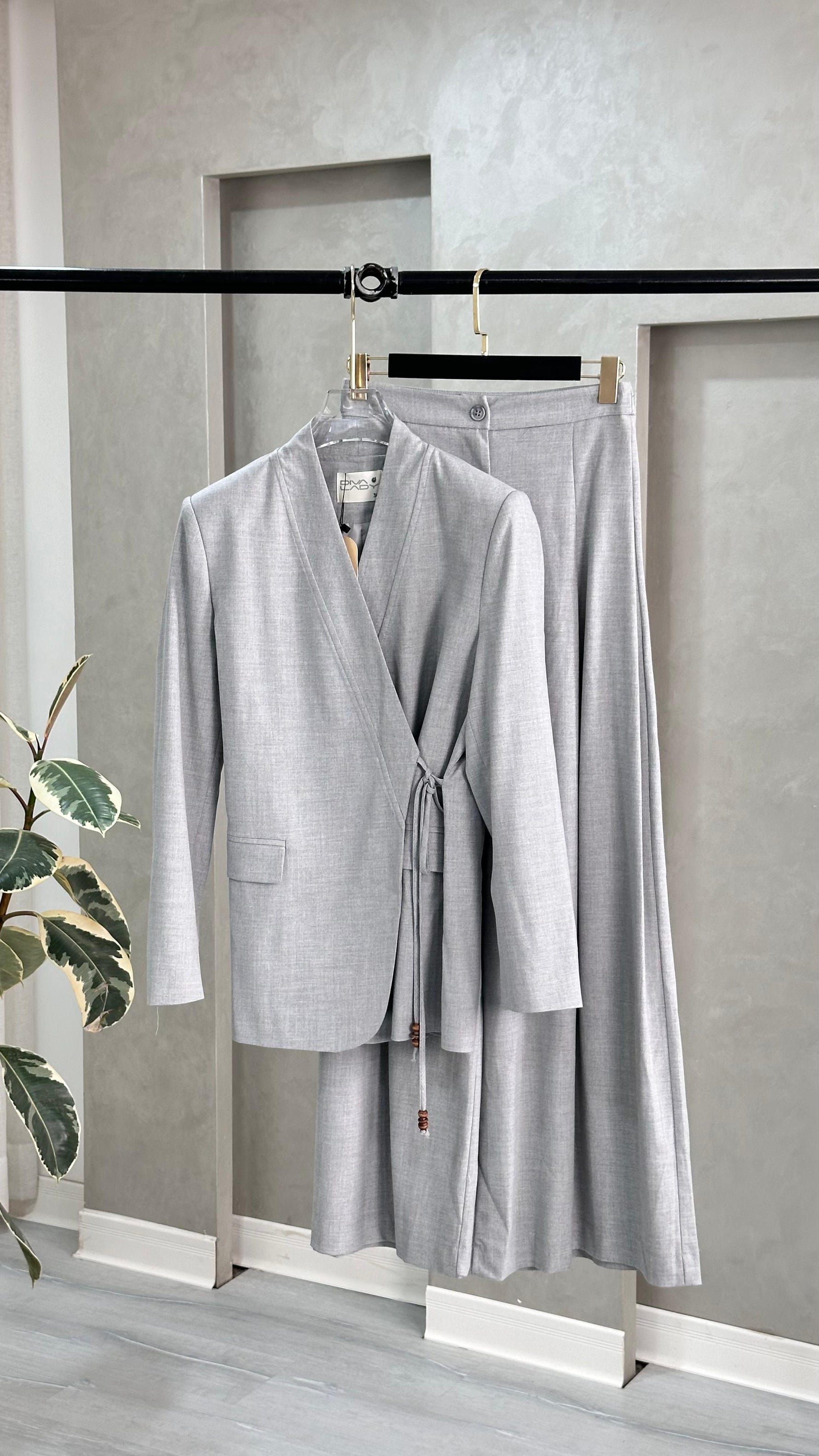 بدلة بجاكيت ملفوف