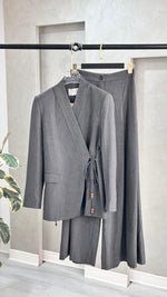 بدلة بجاكيت ملفوف