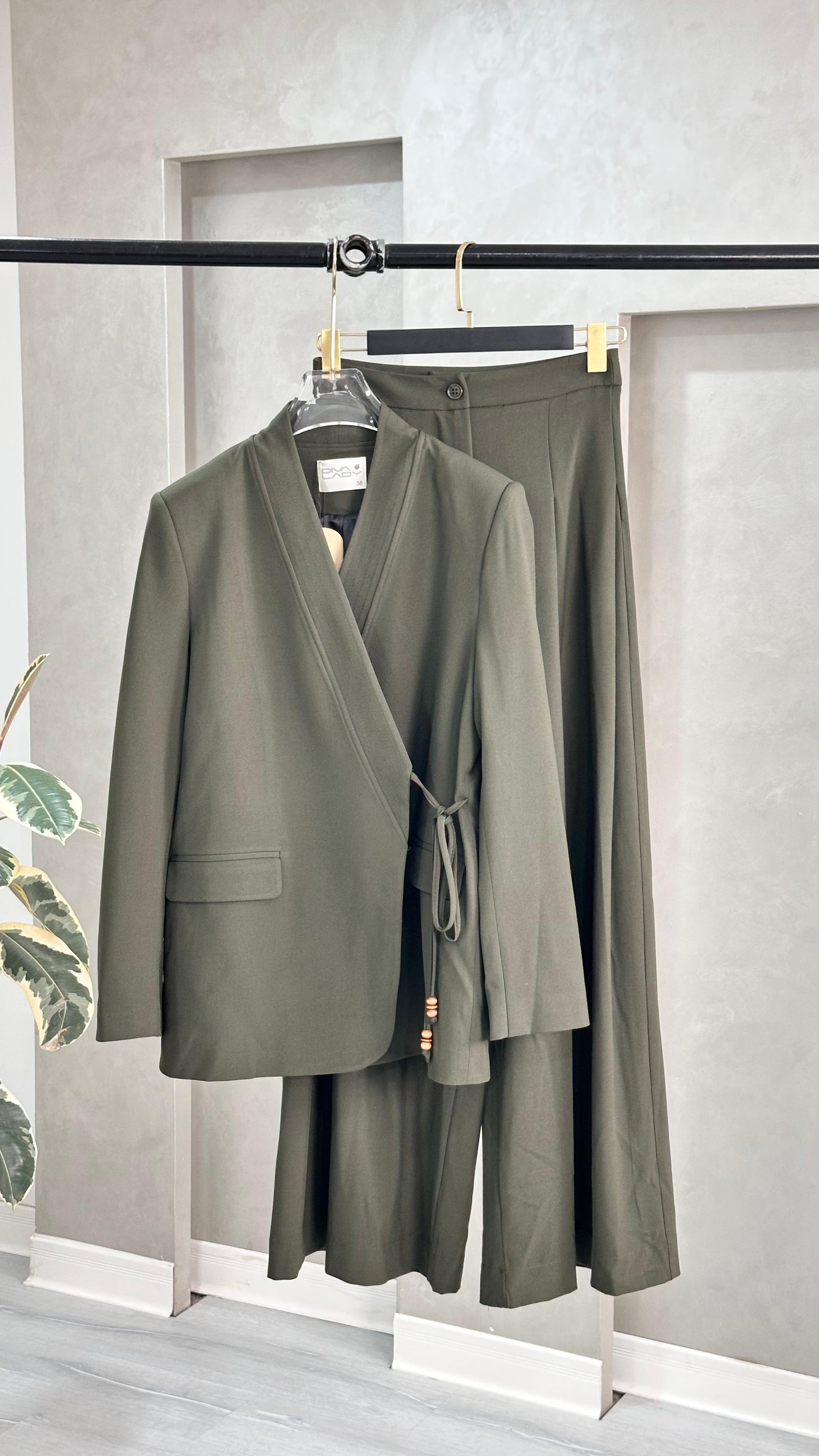 بدلة بجاكيت ملفوف