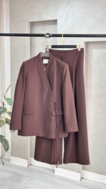 بدلة بجاكيت ملفوف