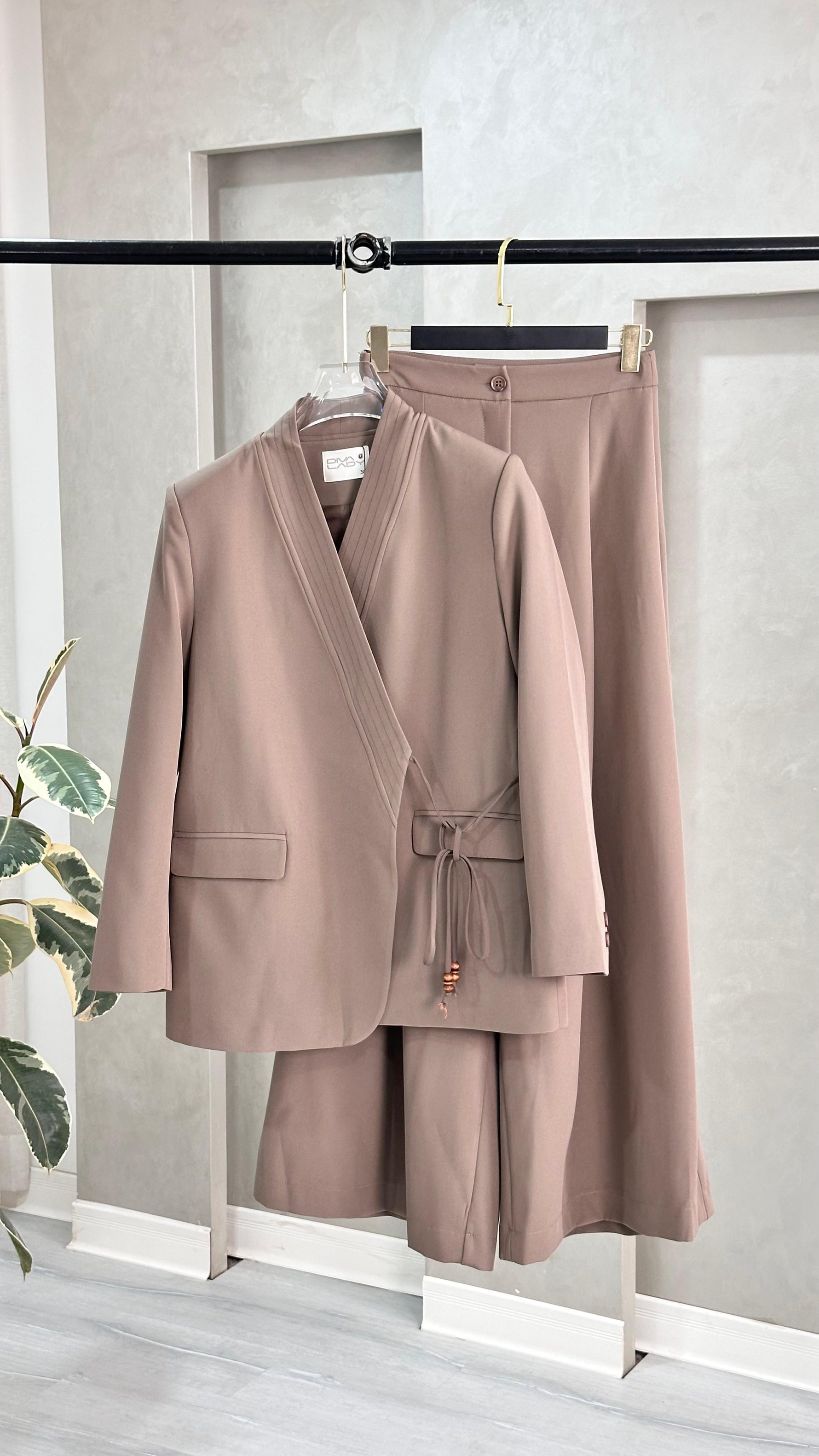 بدلة بجاكيت ملفوف