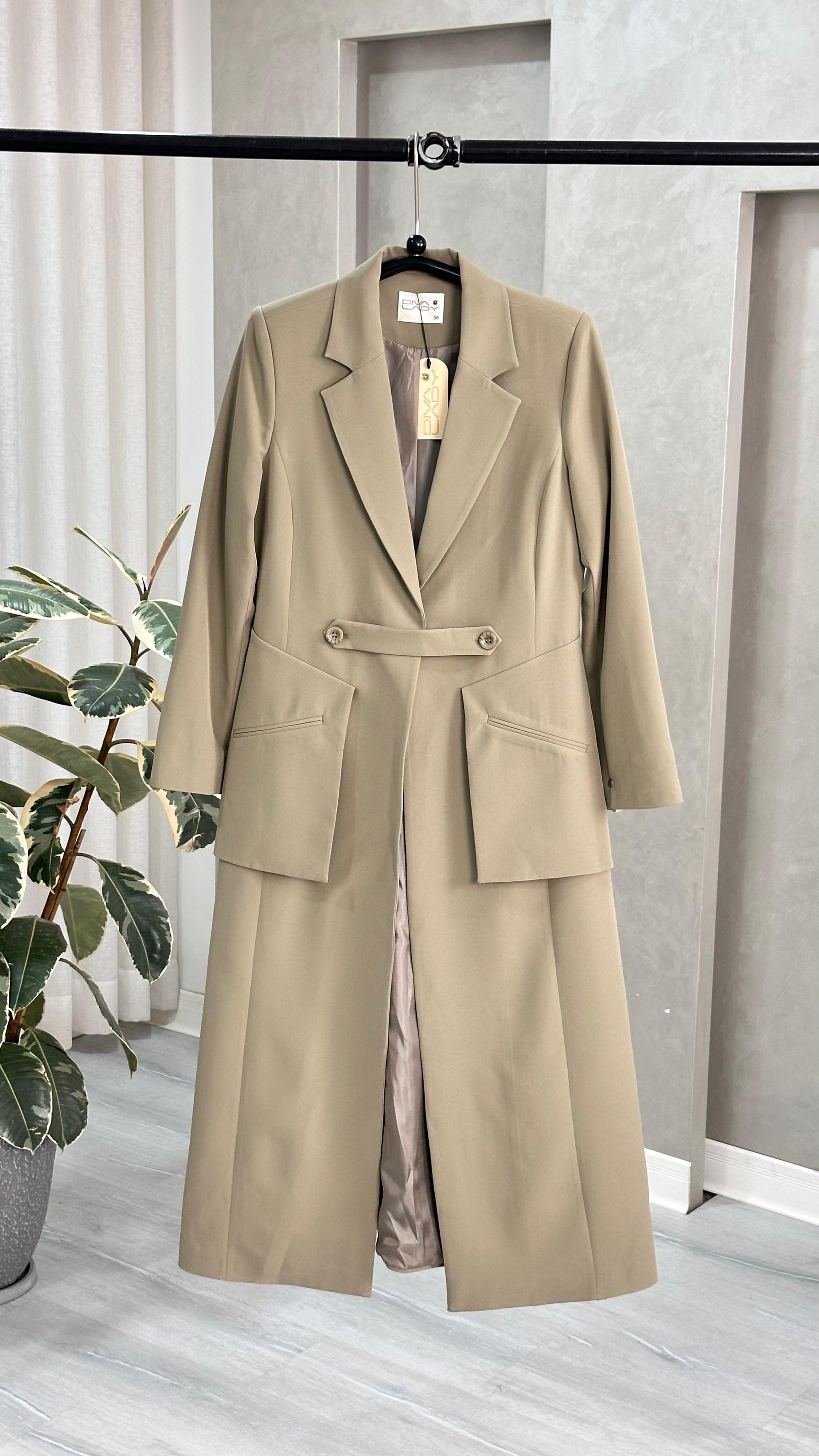 جاكيت نسائي بقص جانبية