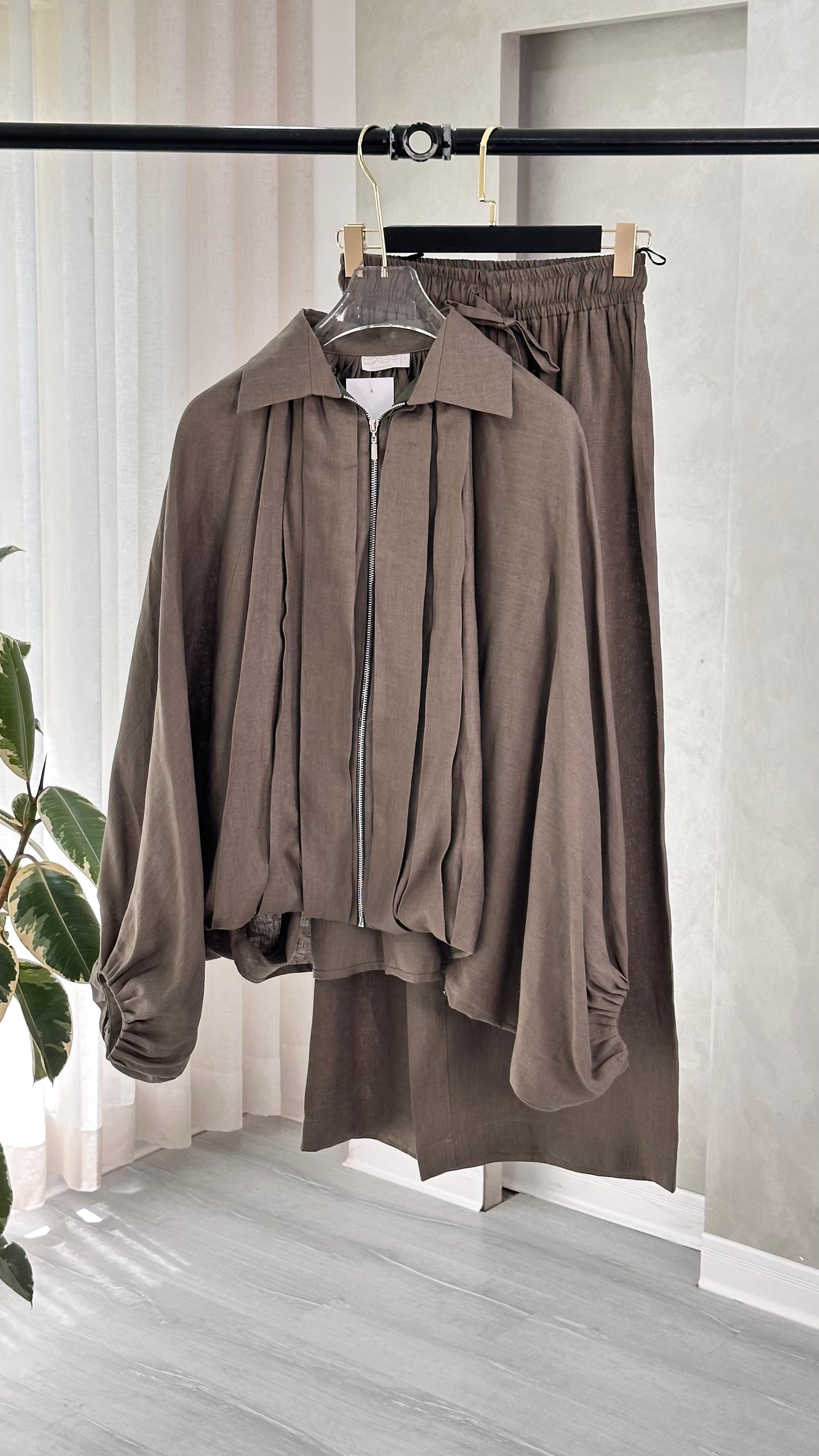 بدلة نسائي اكمام منفوخة